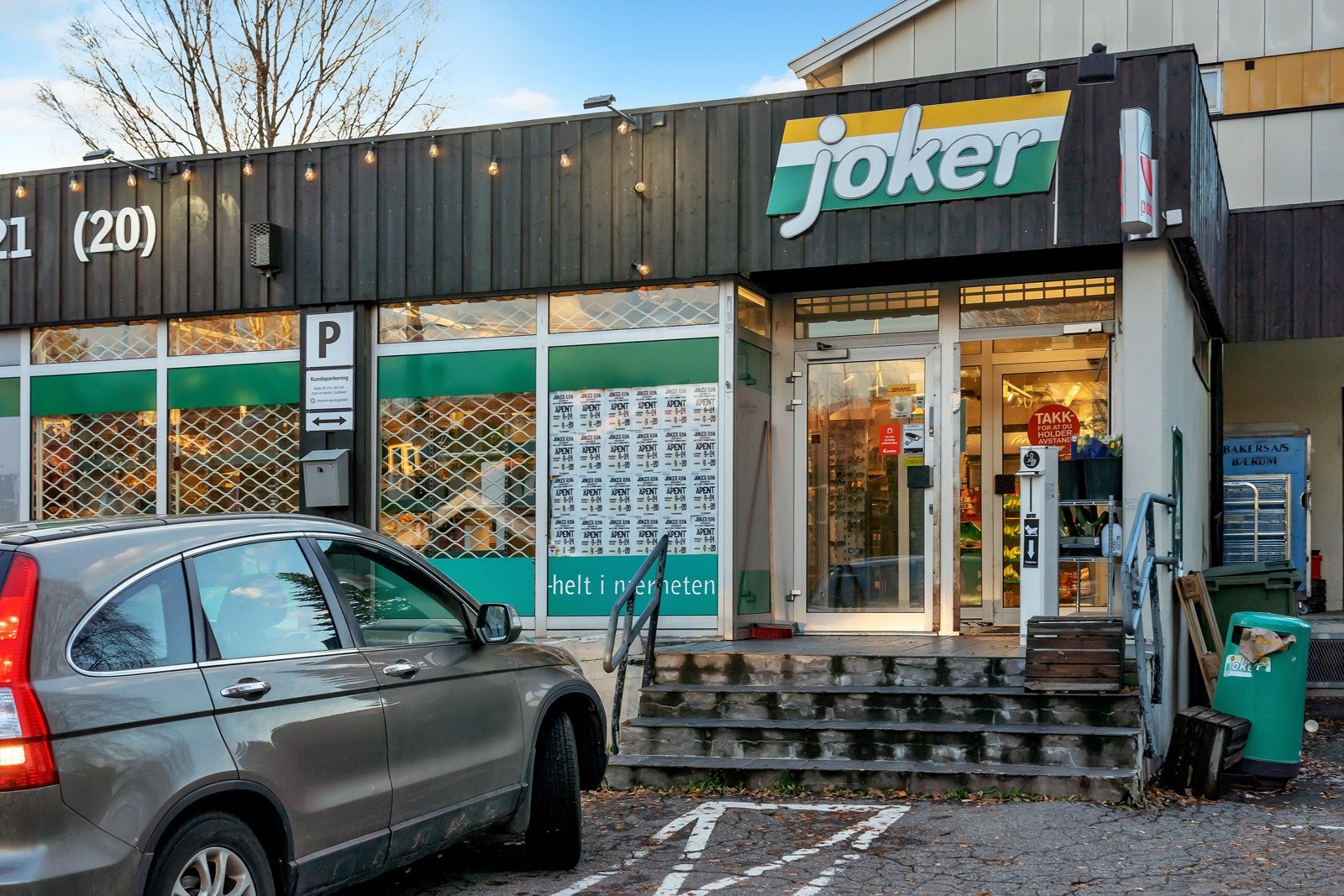 Flere dagligvarebutikker i kort gangavstand. Søndagsåpen Kiwi ca. 400 meter fra boligen. Galleribilde