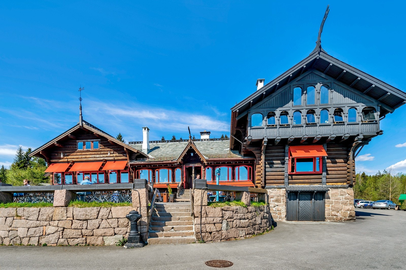 Frognerseteren og nyoppussede Holmenkollen park hotell i nærheten. Galleribilde