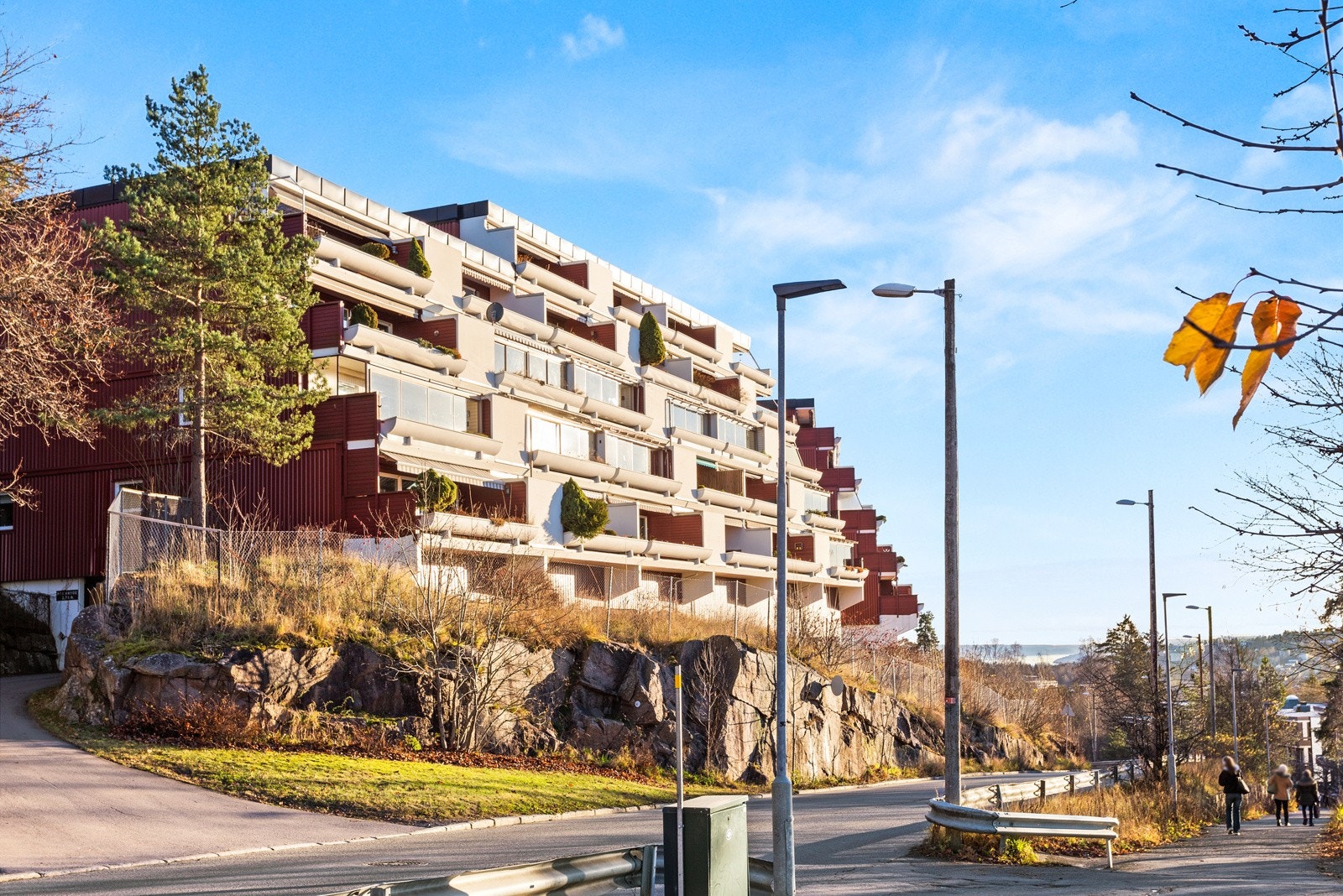 Boligen ligger på et høydedrag med flotte lys- og solforhold. Galleribilde