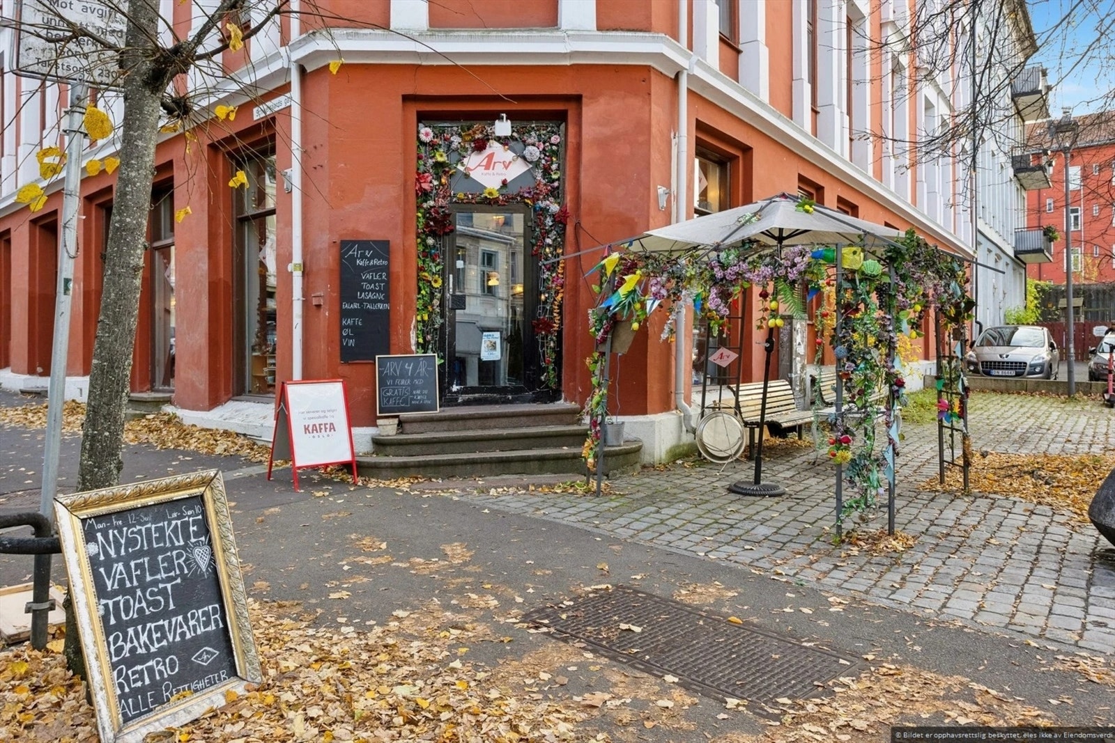 Det kryr av koselige lokale butikker og kaféer i nærområdet. Her ved gjenbruksbutikken Arv. Galleribilde