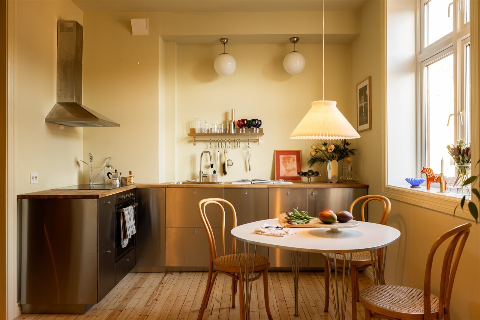 Pent og tidløst IKEA-kjøkken fra 2024 med integrerte hvitevarer som komfyr, platetopp, oppvaskmaskin og kjøleskap. Ventilator over stekesonen Galleribilde