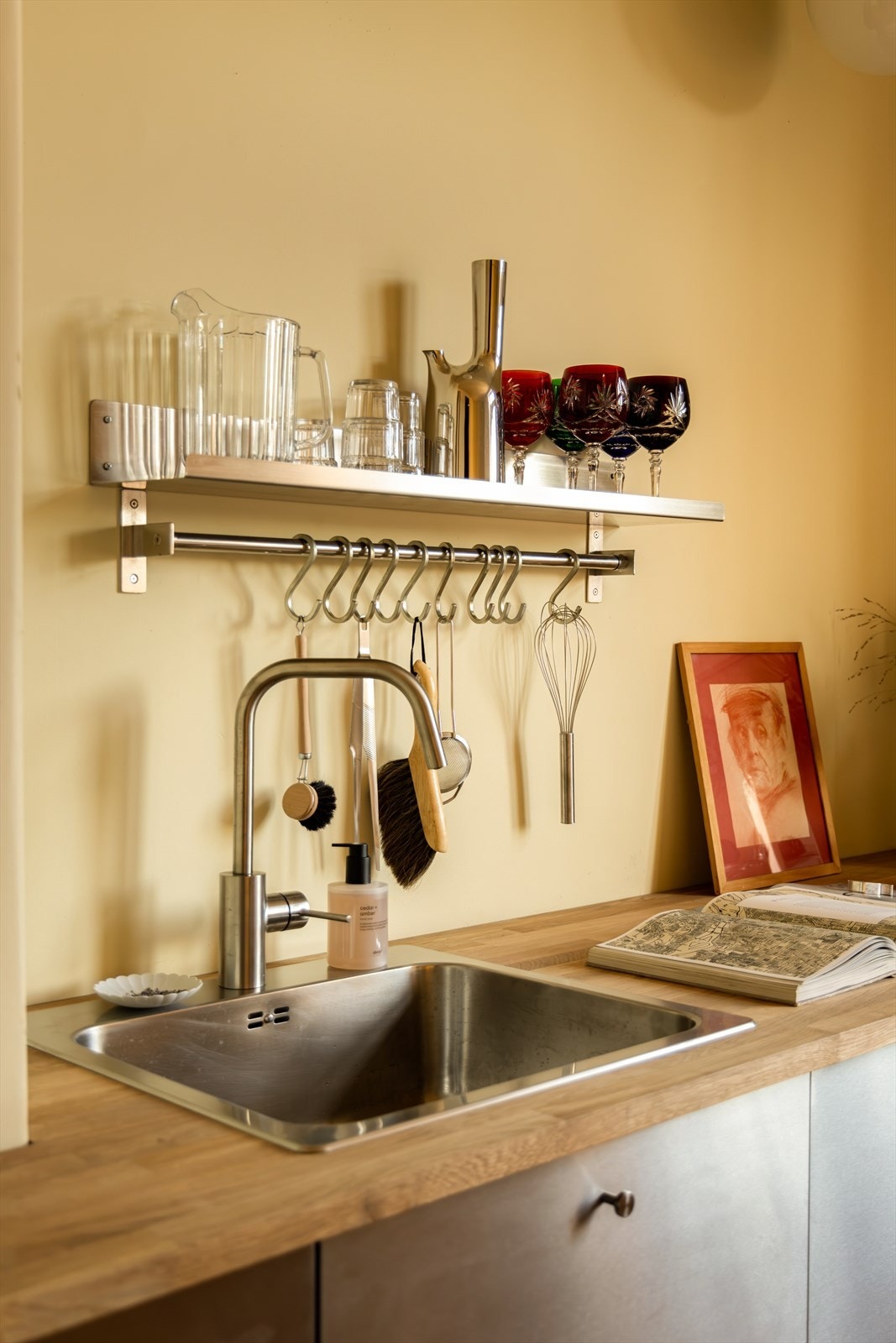 Enkel oppvaskkum med ett-hånds blandebatteri. Galleribilde