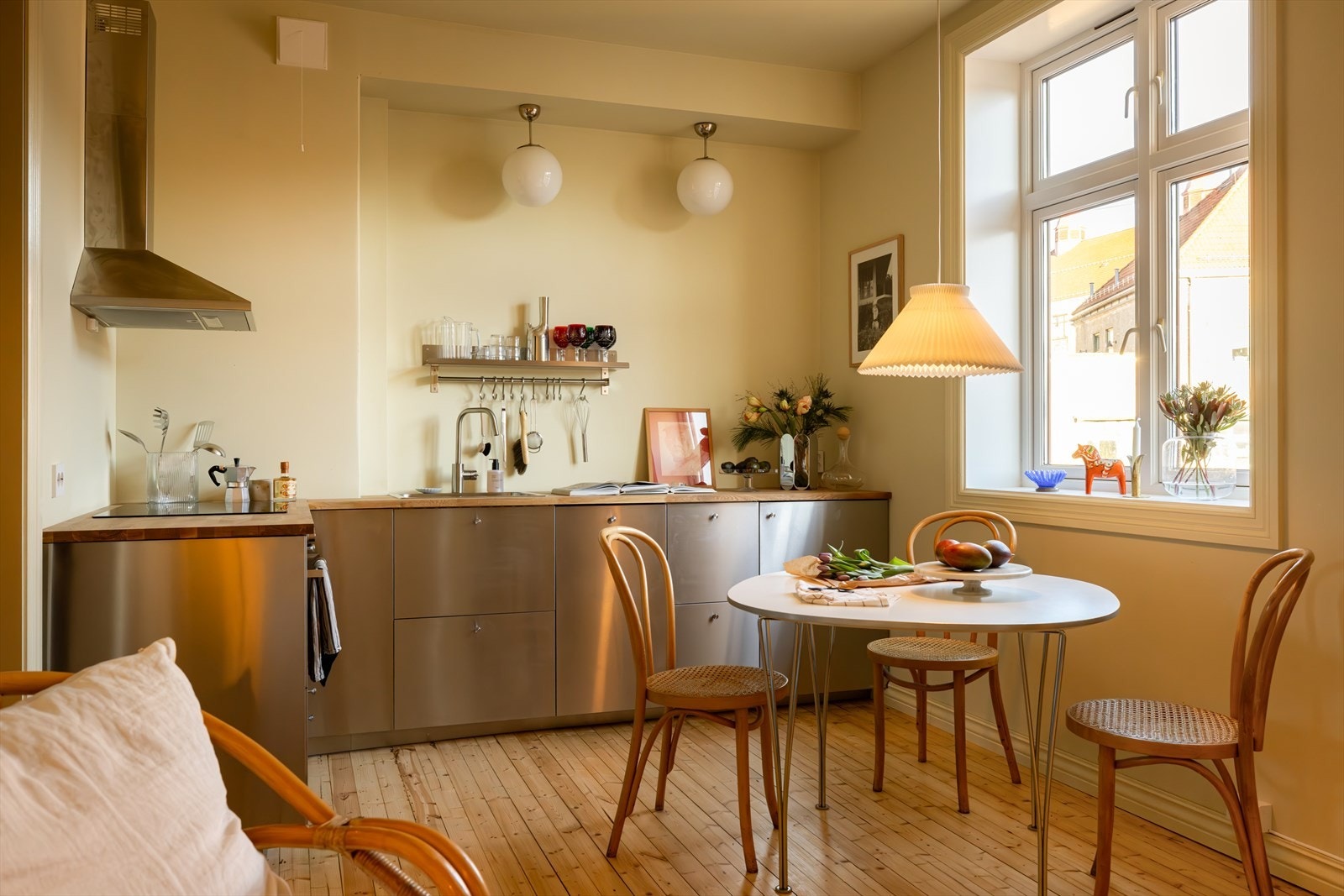 Kjøkkeninnredningen har fronter i børstet stål med heltre benkeplate av eik Galleribilde