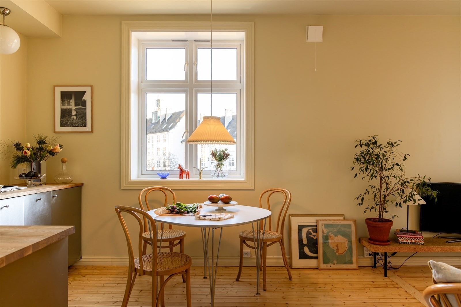 Stort vindu som gir rikelig med naturlig lysinnslipp. Leiligheten har åpen kjøkken/stue løsning med plass til spisebord. Galleribilde