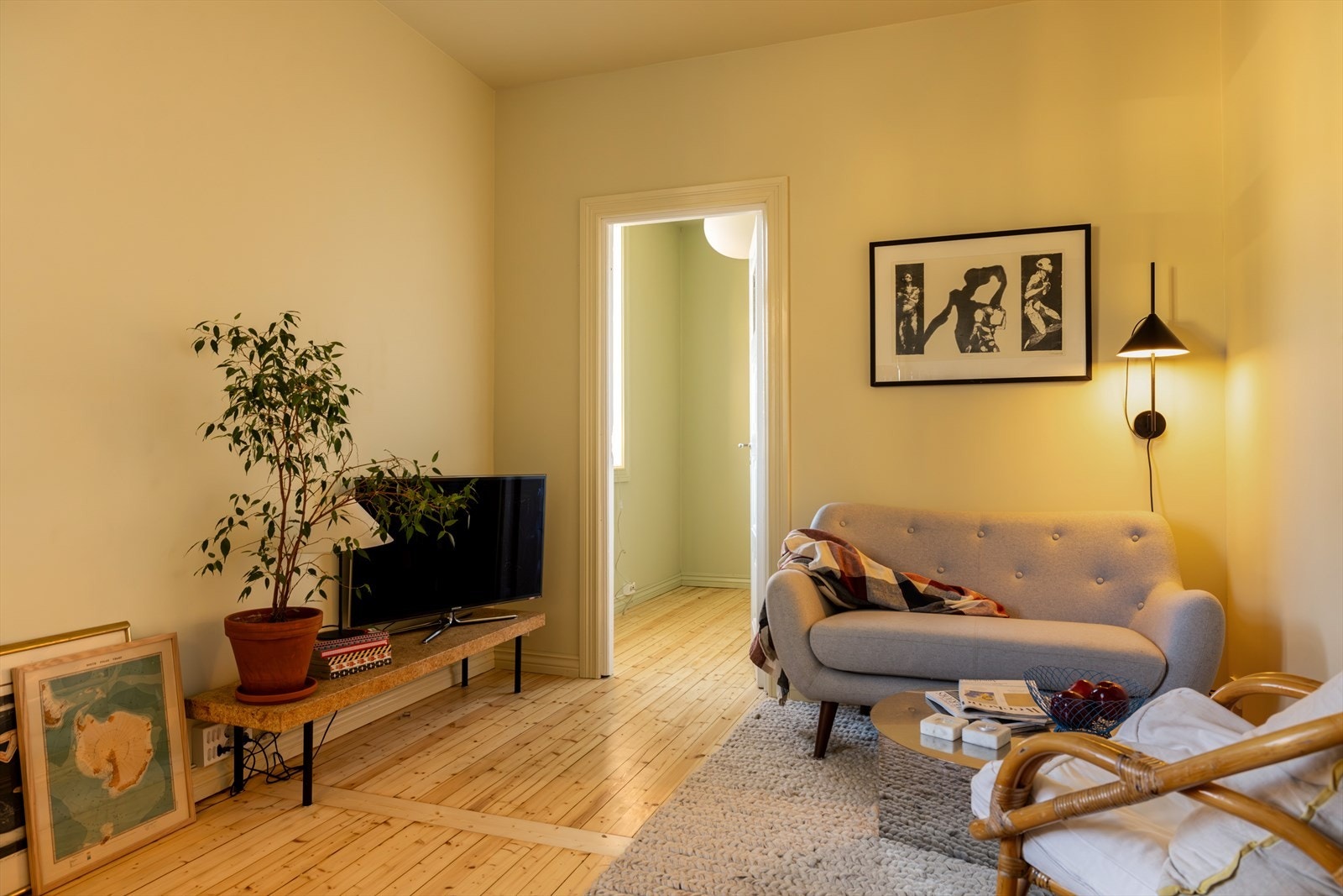 Koselig stue med plass til sittegruppe/sofaseksjon. Alle flatene i leiligheten er nymalte i tidsriktige farger. Galleribilde