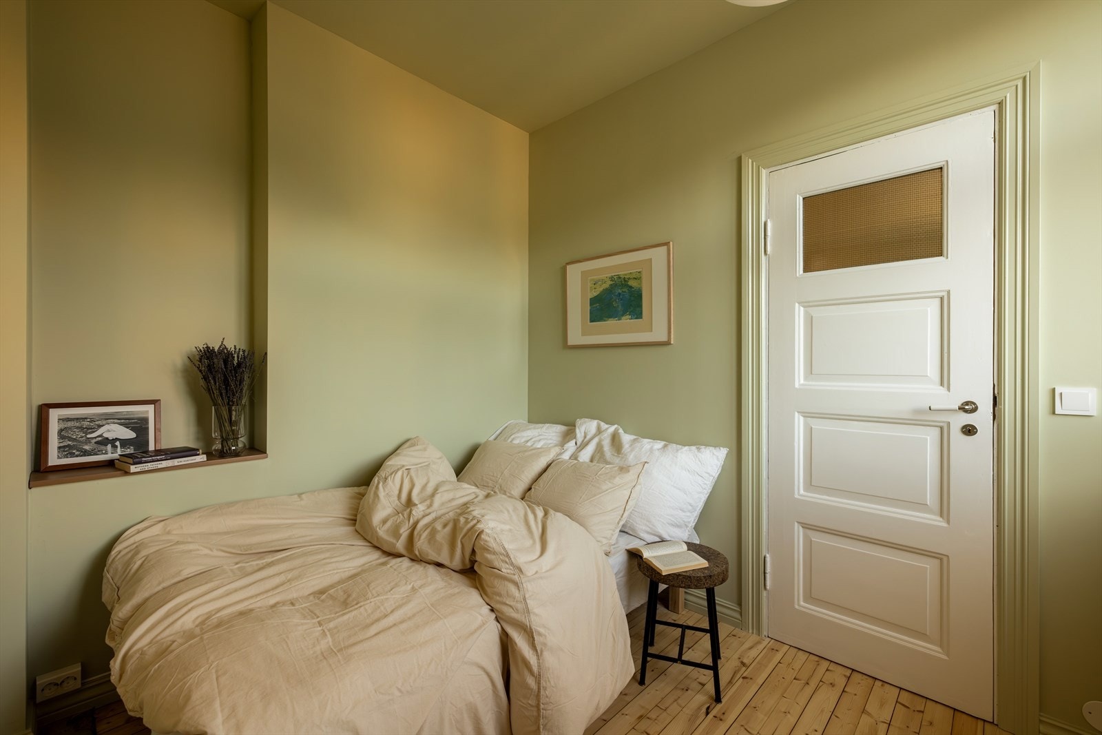 Lyst og luftig soverom av god størrelse med plass til stor seng. Plass til skap, kommode eller lignende. De gamle dørene er beholdt Galleribilde