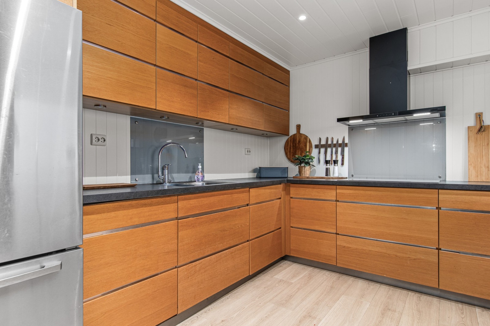 Rikelig med benkeplass på kjøkkenet. Galleribilde