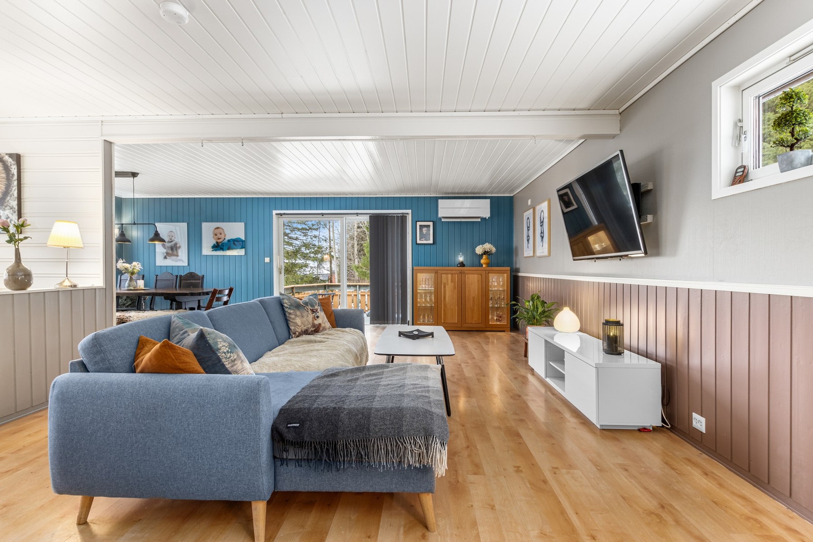 Romslig stue. Galleribilde