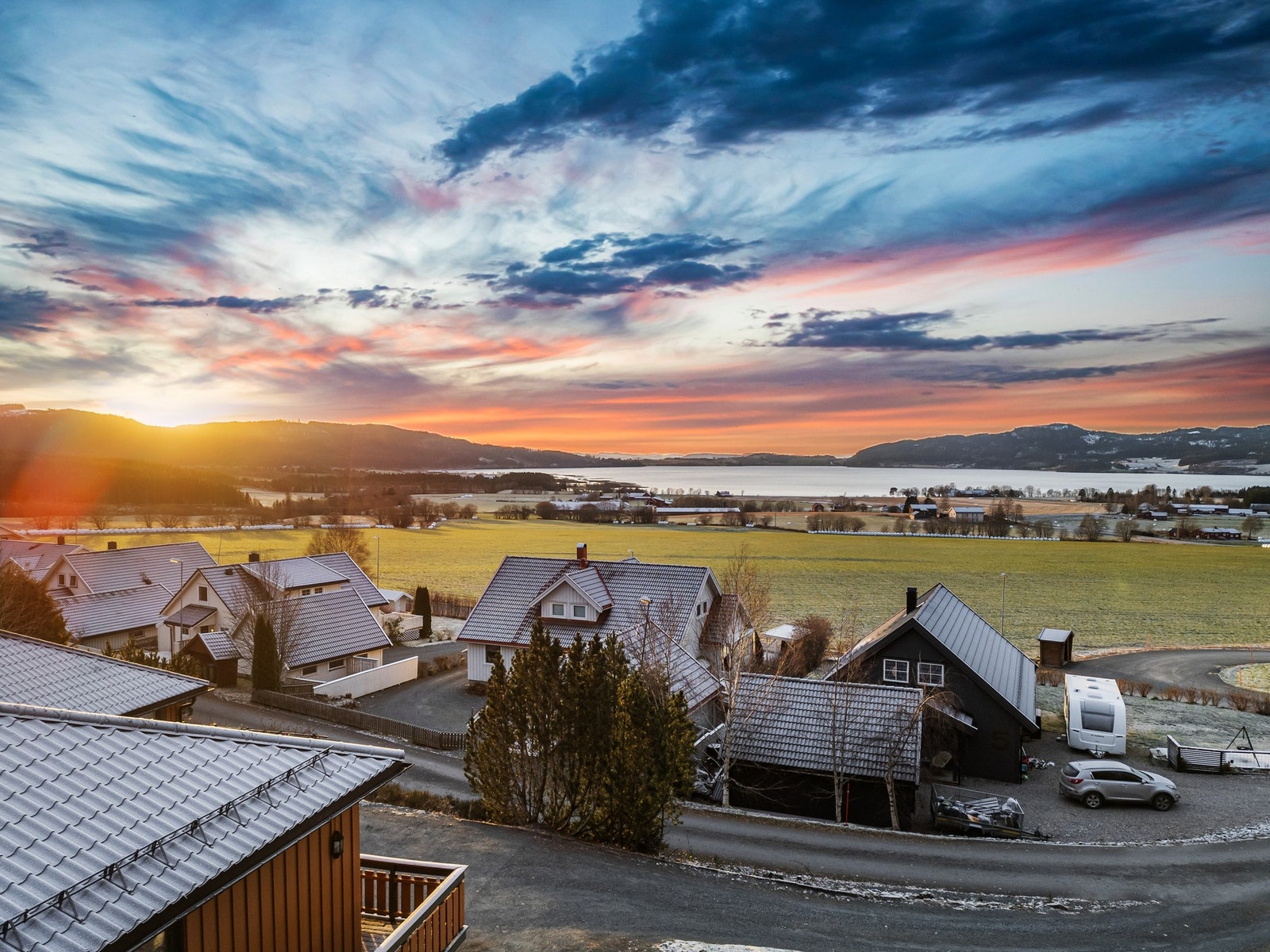 Flott utsikt over Leksdalsvannet. Solrik plassering. Vestvendt beliggenhet. Galleribilde