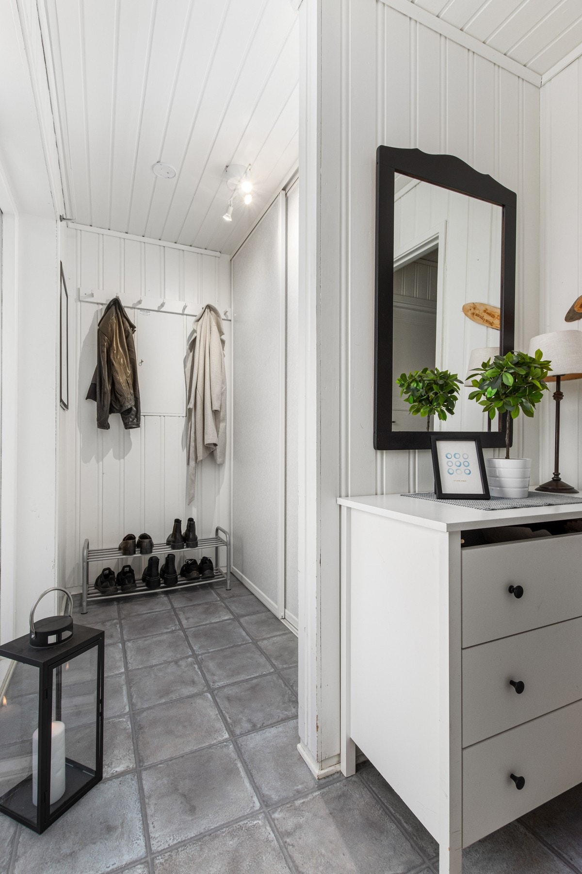 Bra med garderobeplass ved vindfanget. Galleribilde