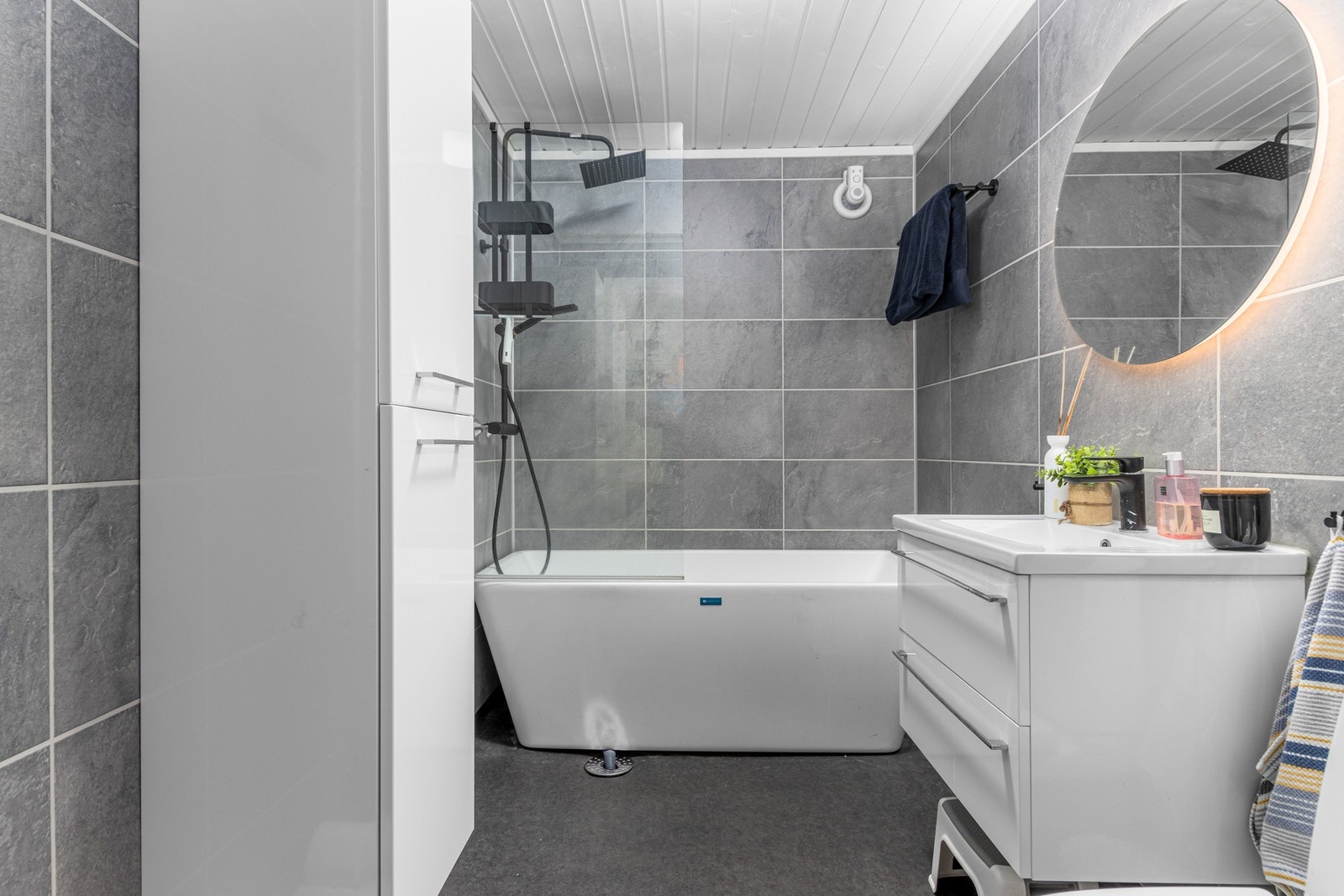 Flott nyoppusset bad med badekar. Galleribilde