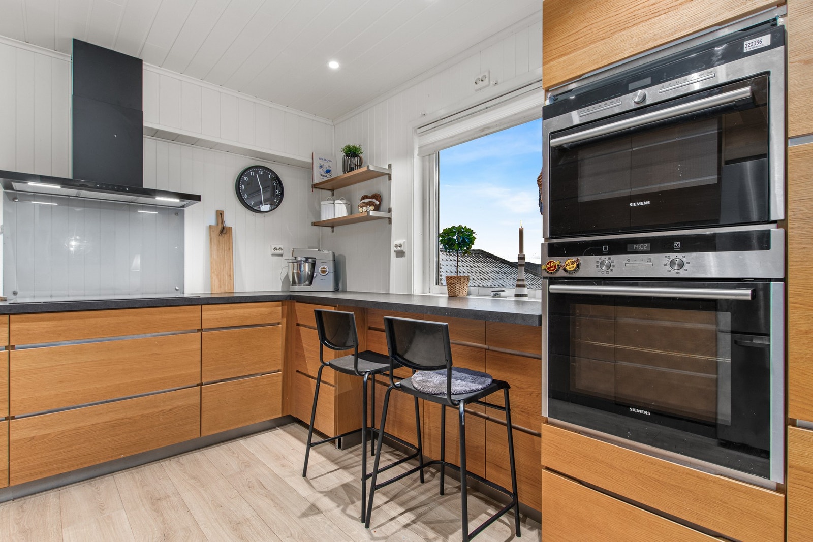 Godt med skuffer og skapplass på kjøkken. Galleribilde