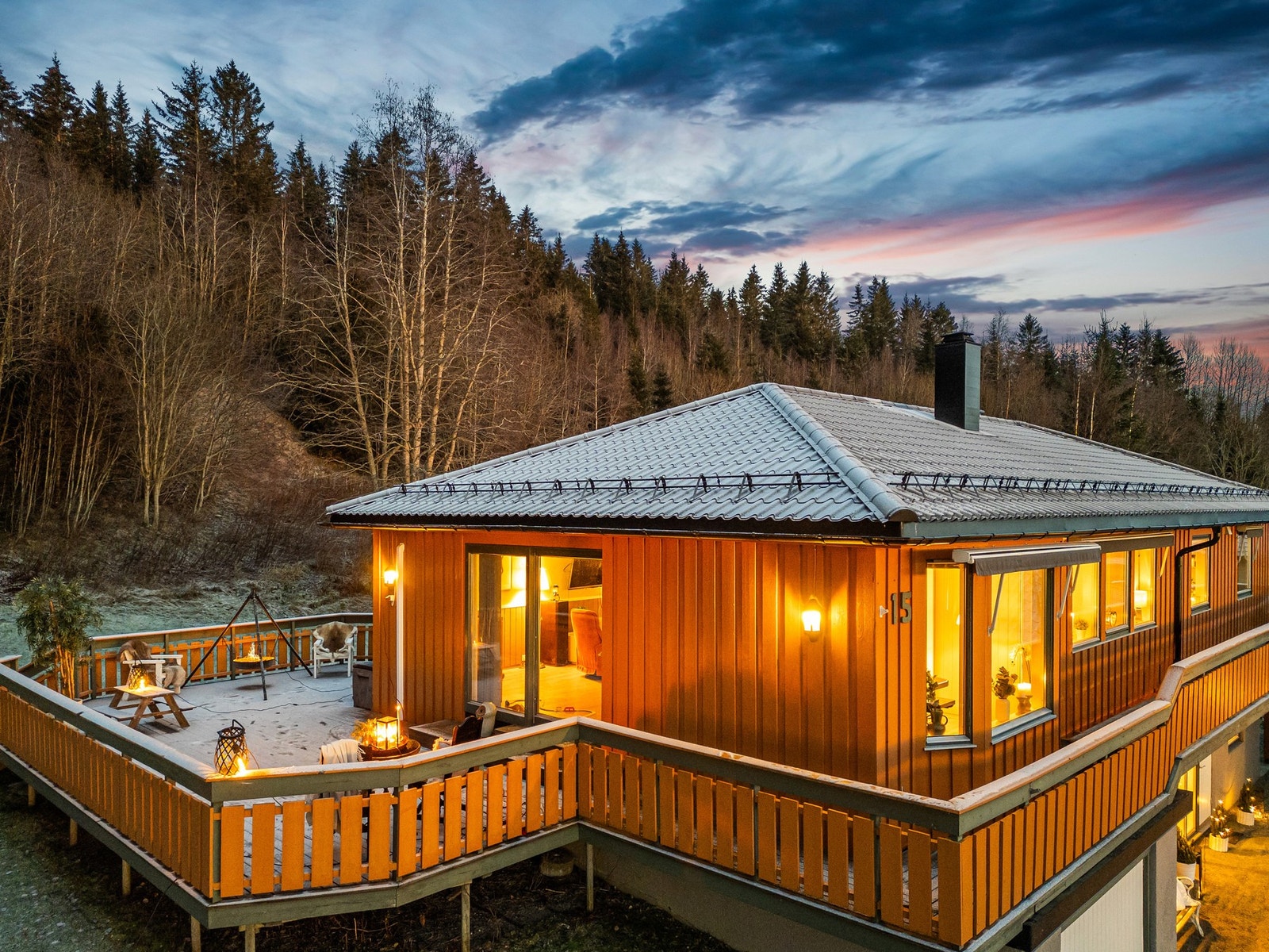 Stor terrasse med utgang fra stue. Nytt taktekke lagt på huset. Galleribilde