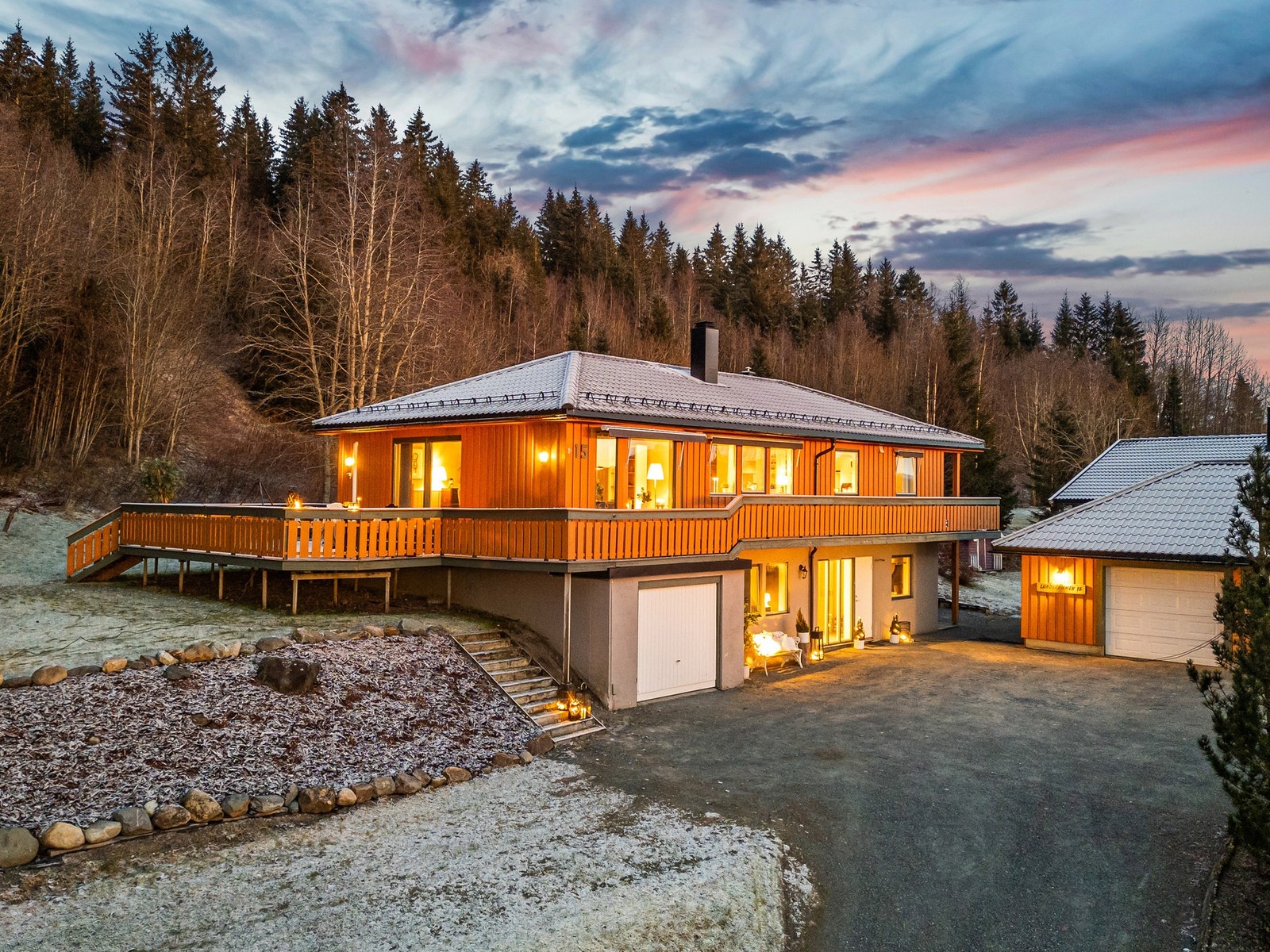 Romslig gårdsplass. Dobbe isolert garasje samt sokkelgarasje. Galleribilde