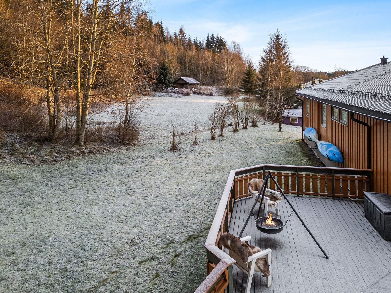 Tomta grenser mot felles lekeplass. Galleribilde