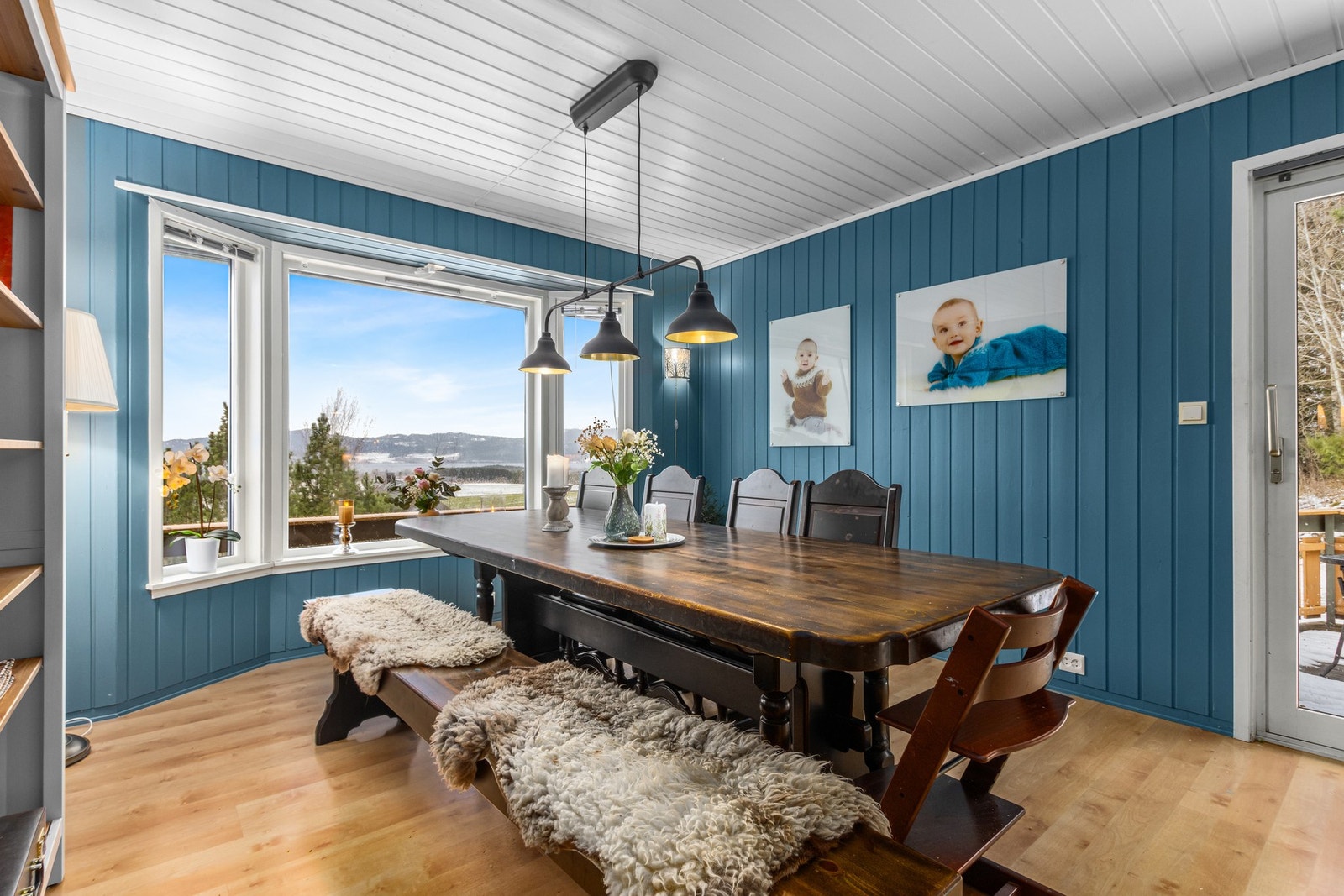 Stue - Utgang til terrasse til høyre i bildet. Galleribilde