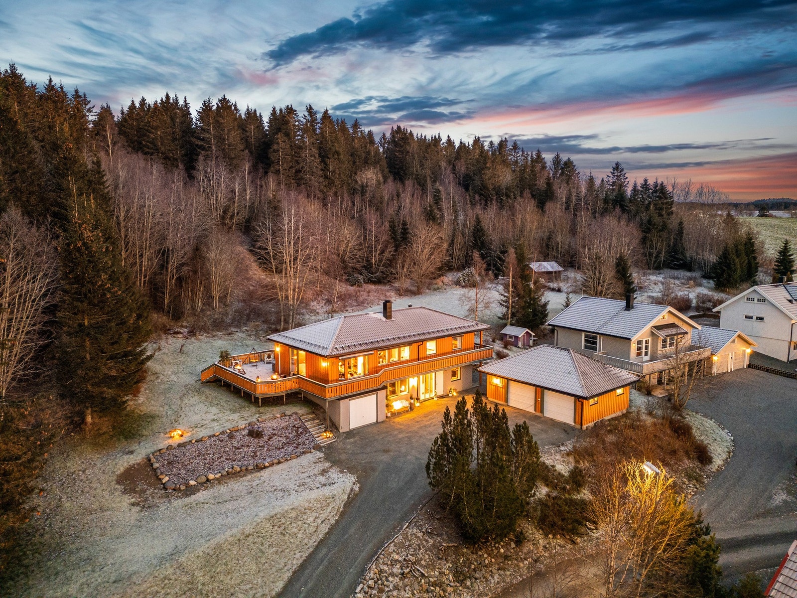 Velkommen til Lundskammen 12, presentert av EiendomsMegler 1 v/Odd Bremnes. Galleribilde