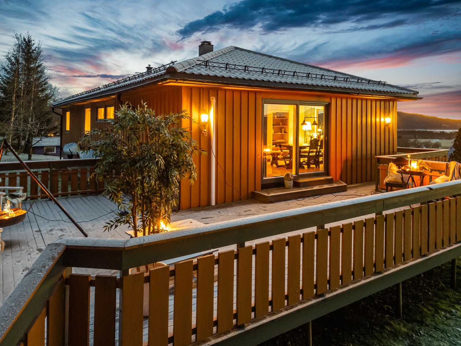 Stor terrasse med utgang fra stue. Galleribilde
