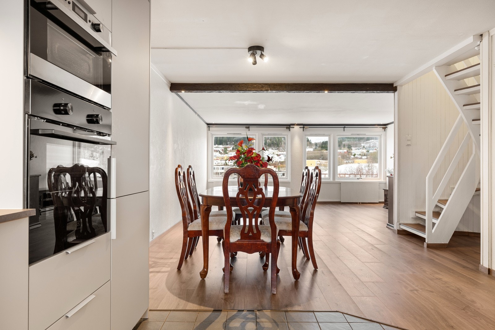 Fra kjøkkenet er det glidende overgang til stuen. Galleribilde