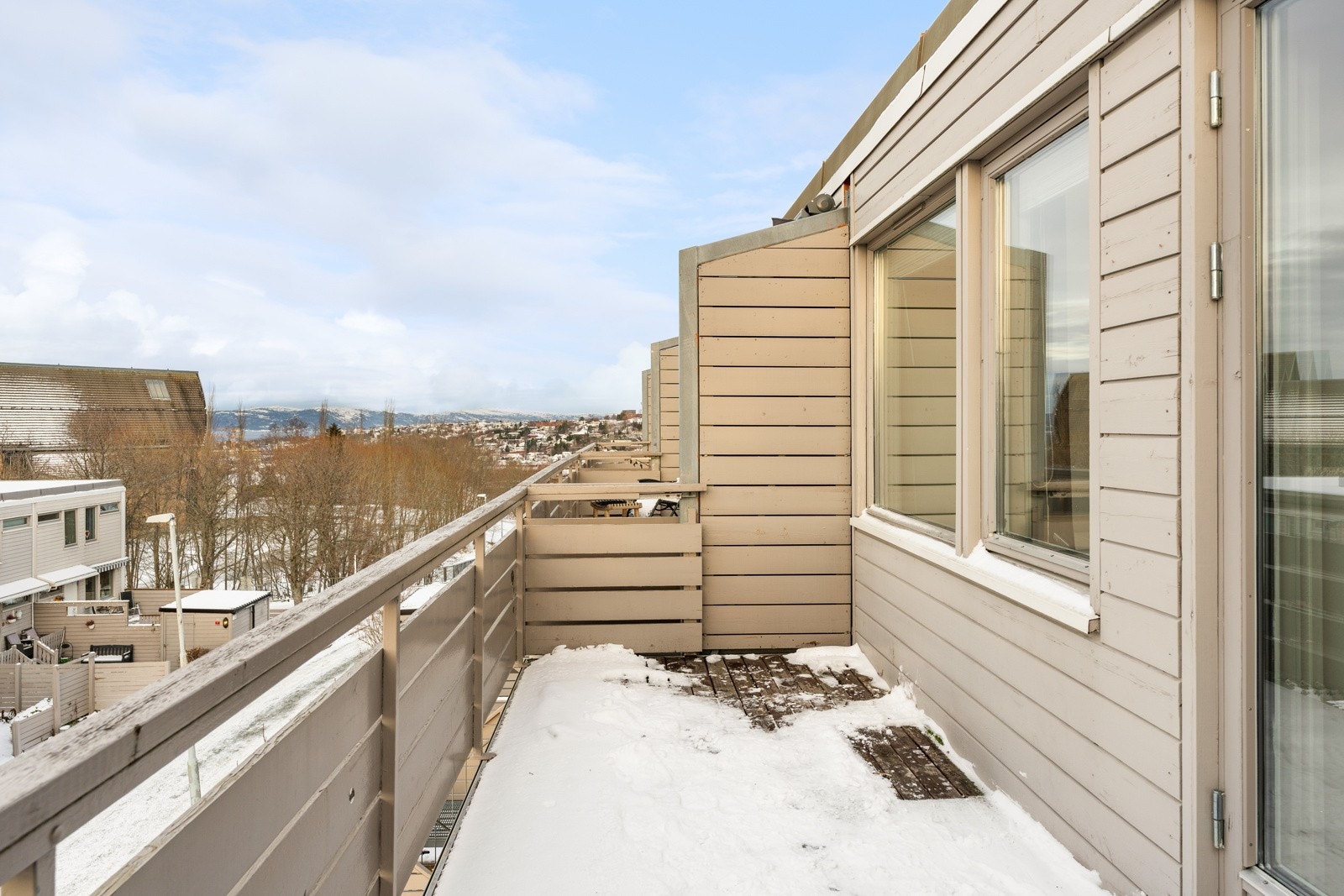 Fra det ene soverommet er det adkomst til en romslig balkong på 9 kvm. Galleribilde