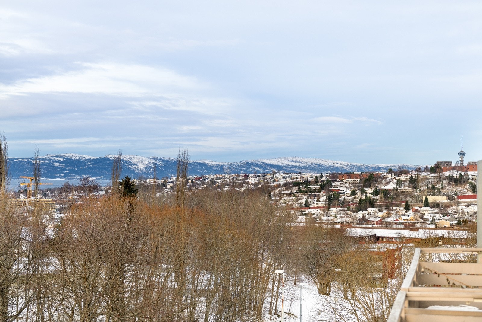 Herfra nyter man nydelig utsikt vestover, samt nordover i retning byen og Trondheimsfjorden. Galleribilde
