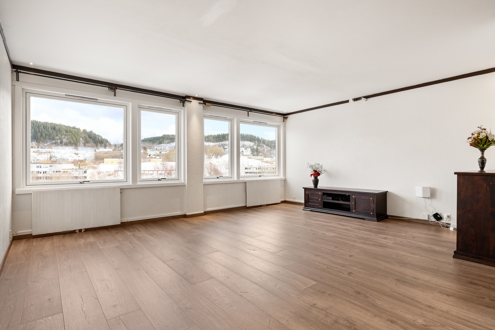 Fra vinduene nyter man flott utsikt østover i retning Estenstadmarka. Galleribilde