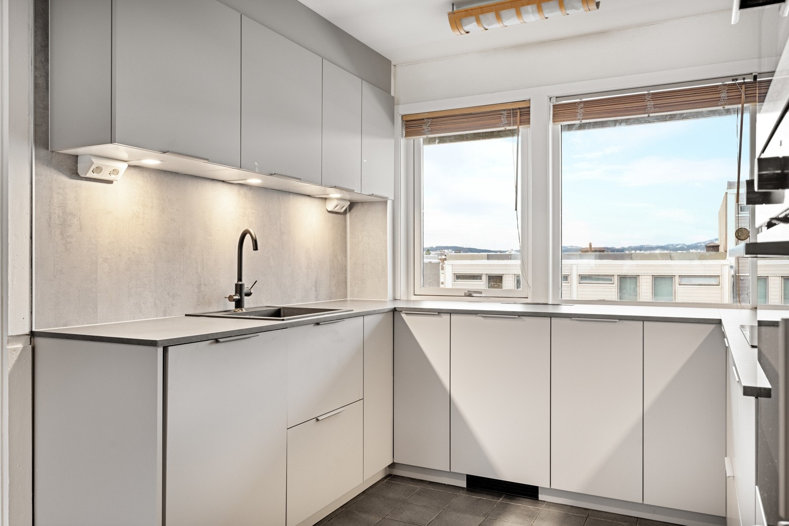 Her får du et moderne og praktisk kjøkken fra 2024 i tidløs stil. Galleribilde