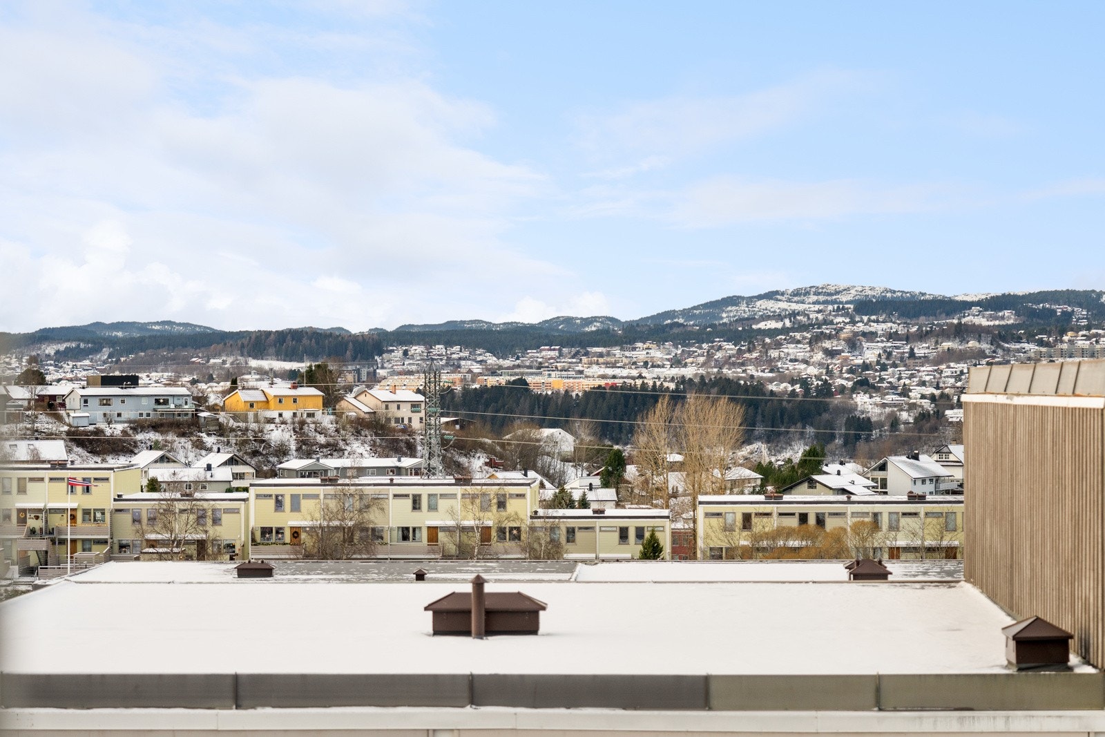 Fra leilighetens balkong nyter man nydelig utsikt vestover mot toppene i Bymarka. Galleribilde