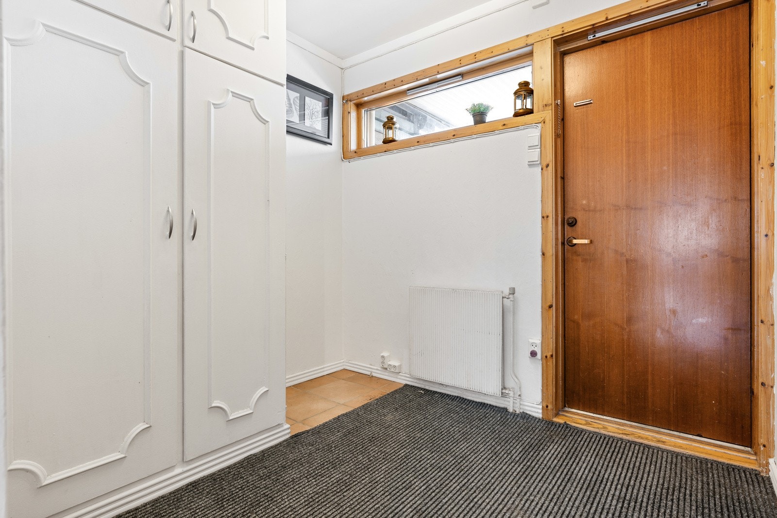 Forbi inngangsdøren blir man møtt av en romslig entré på ca. 5,5 kvm. Galleribilde