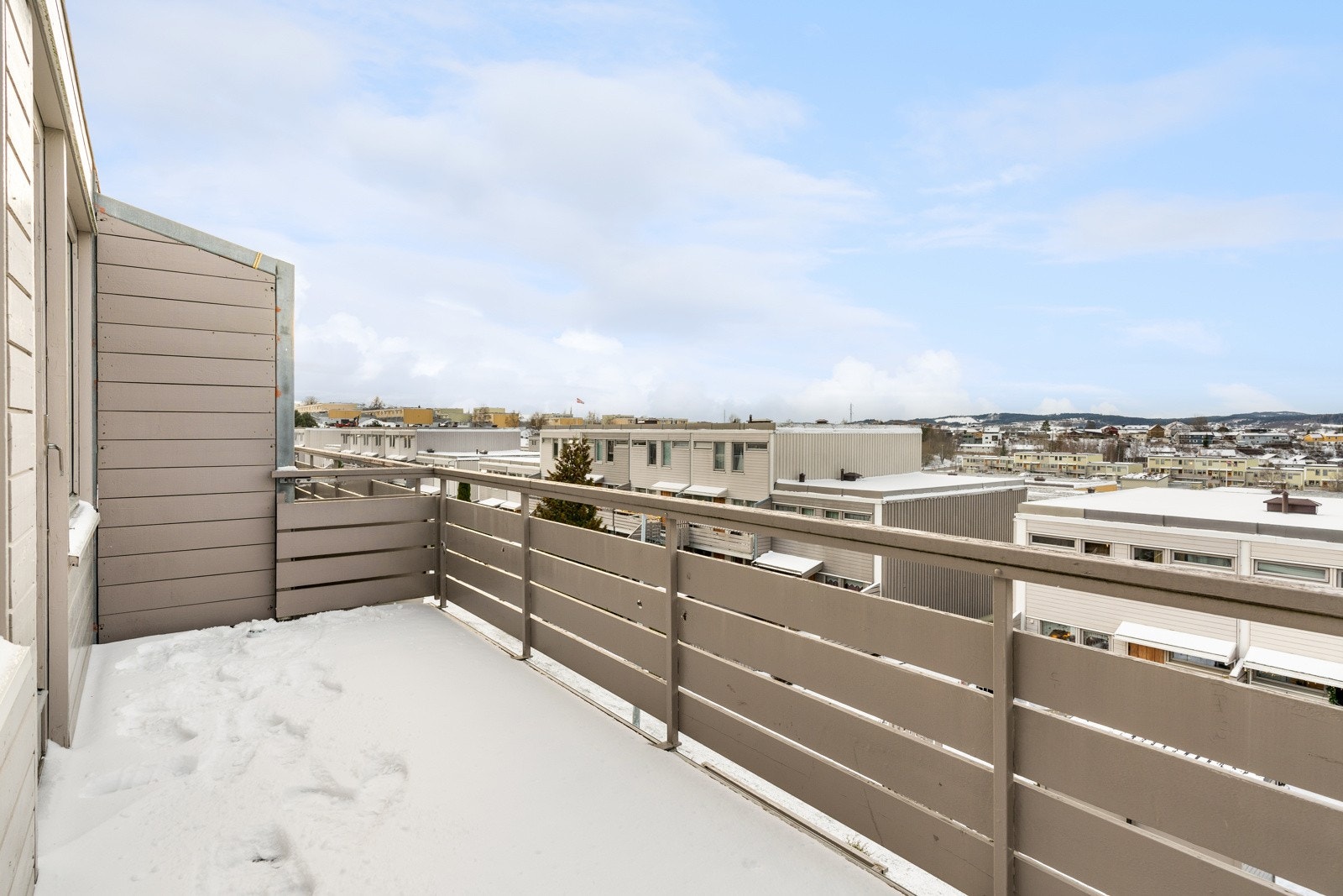 Balkongen vender mot vest og nyter svært gode solforhold på ettermiddag- og kveldstid. Galleribilde