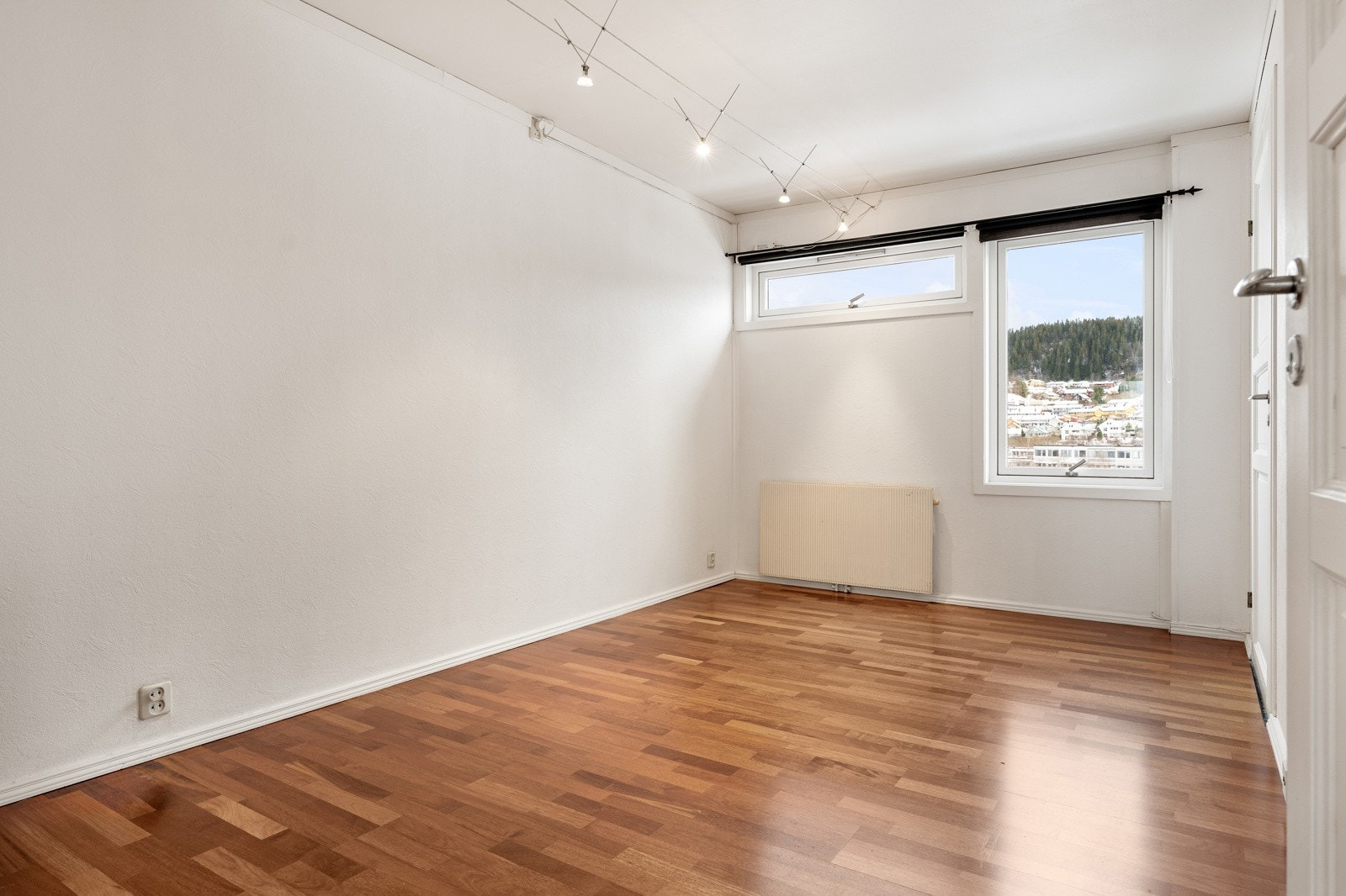 Det er god plass til seng, garderobeskap og arbeidsbord for lekser eller hjemmekontor på alle rom. Galleribilde