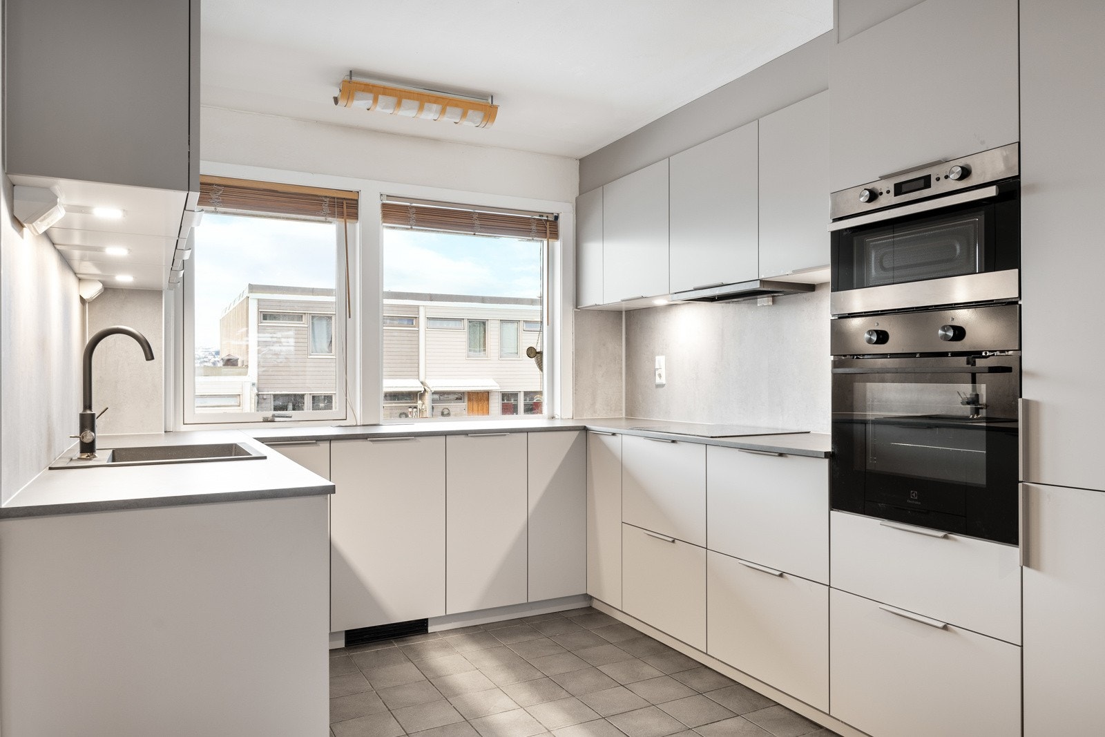 Det er medfølgende hvitevarer og svært god lagringsplass i skuffer og skap. Galleribilde