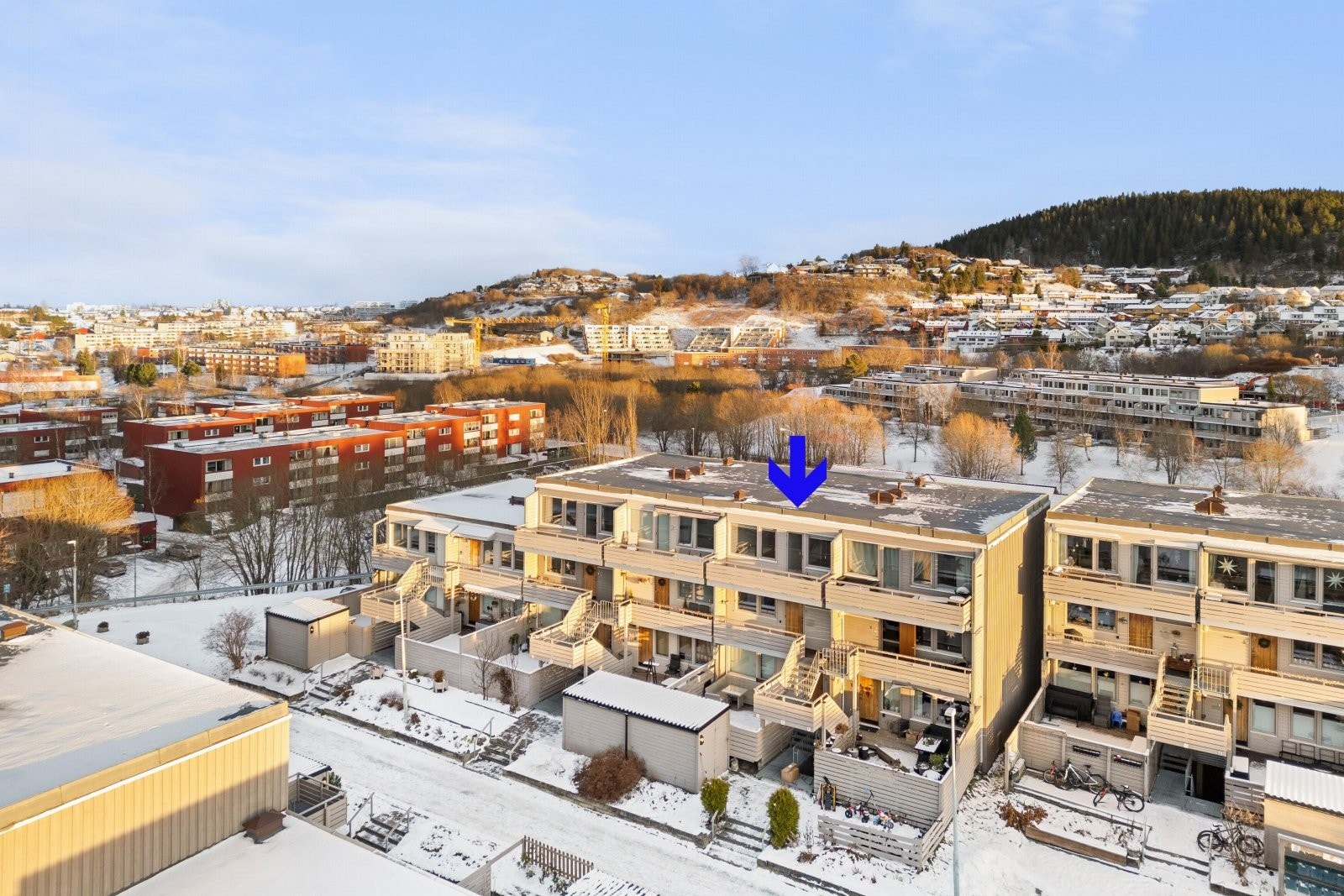 Boligen ligger i et rolig tun uten gjennomgangstrafikk og med lekeplass like ved, samt umiddelbar nærhet til fine grøntområder og ballbaner. Galleribilde