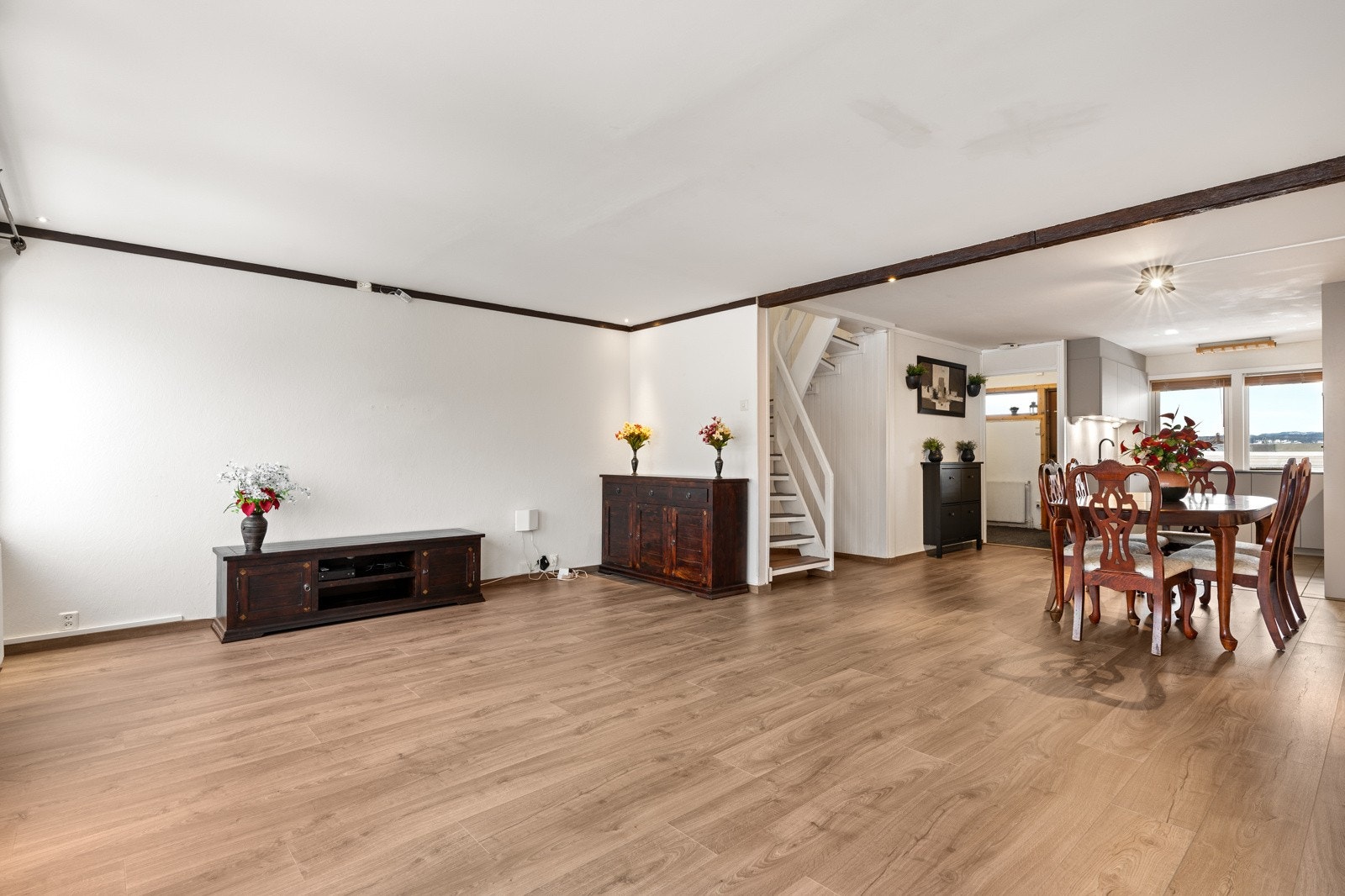 Stuen har en fin utforming og størrelse som gir plass til både spisebord, sofagruppe og mediemøblement. Rommet oppleves lyst og luftig med vindusflater ved begge endevegger. Det er lagt 1-stavs gulv og veggene er holdt i tidløse nyanser. Galleribilde