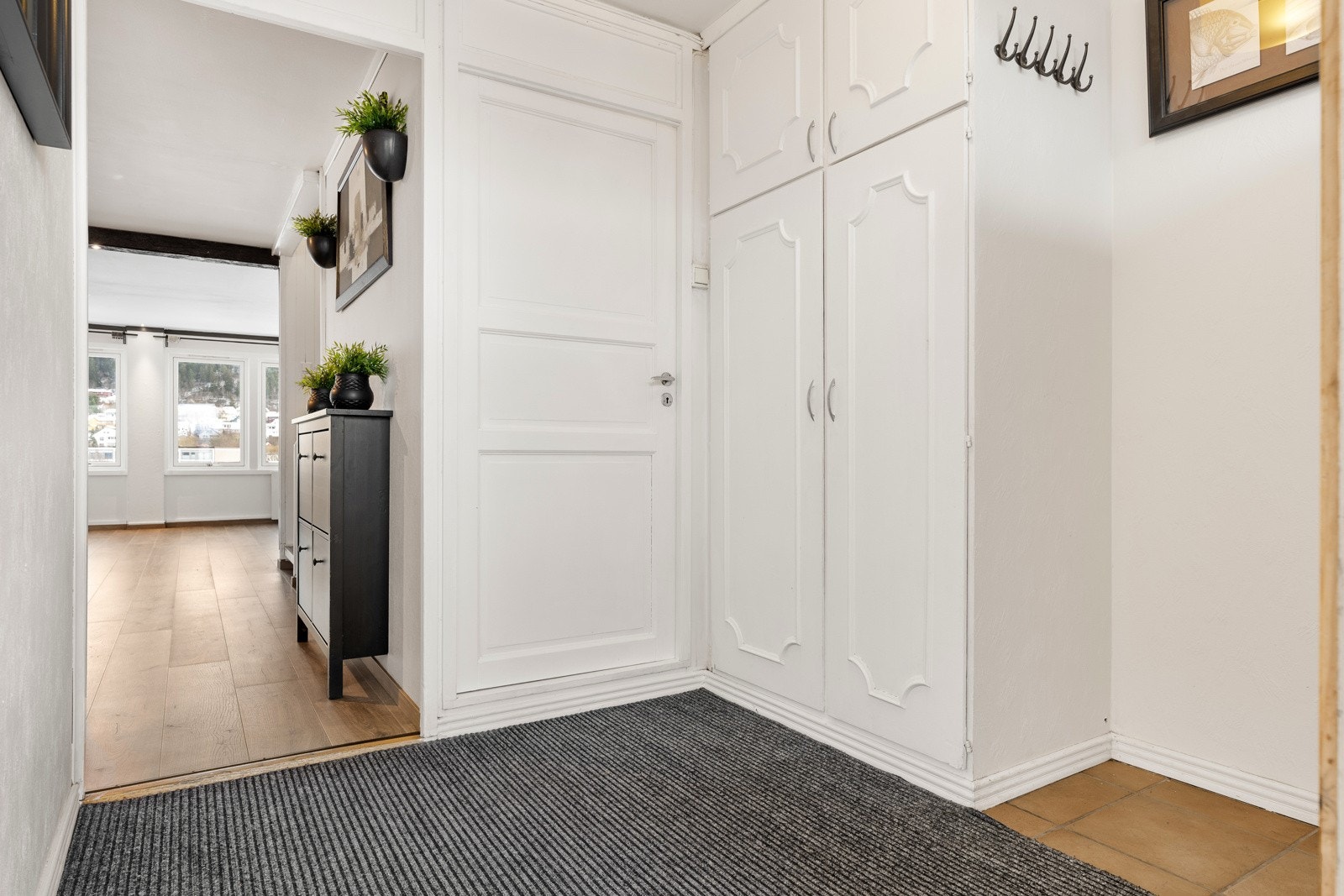 Entréen har flislagt gulv og er innredet med et romslig garderobeskap for oppbevaring av klær og sko. Galleribilde