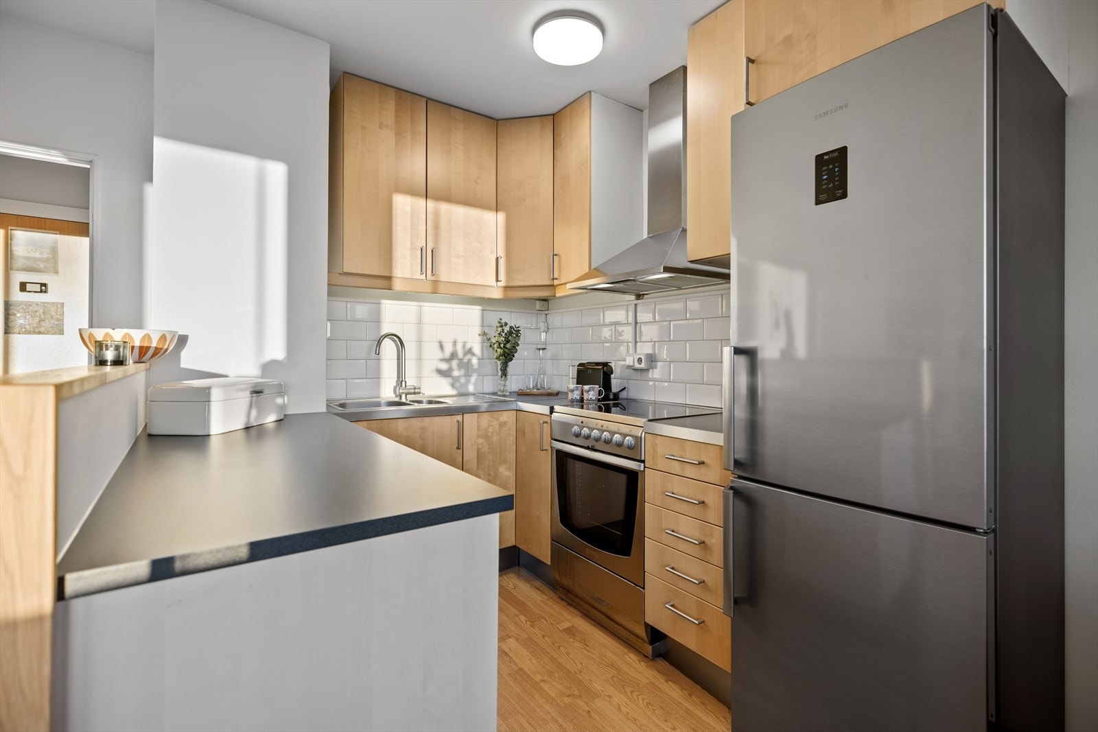 Kjøleskap med frys og hvitevarer på kjøkken følger salget. Galleribilde