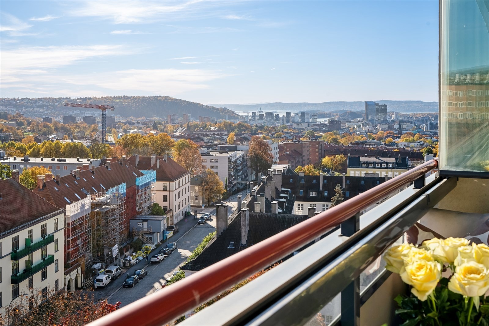 I og med at balkongen er innglasset forlenges bruken av uteplassen. Nyt sene høstkvelder til nydelige farger. Galleribilde