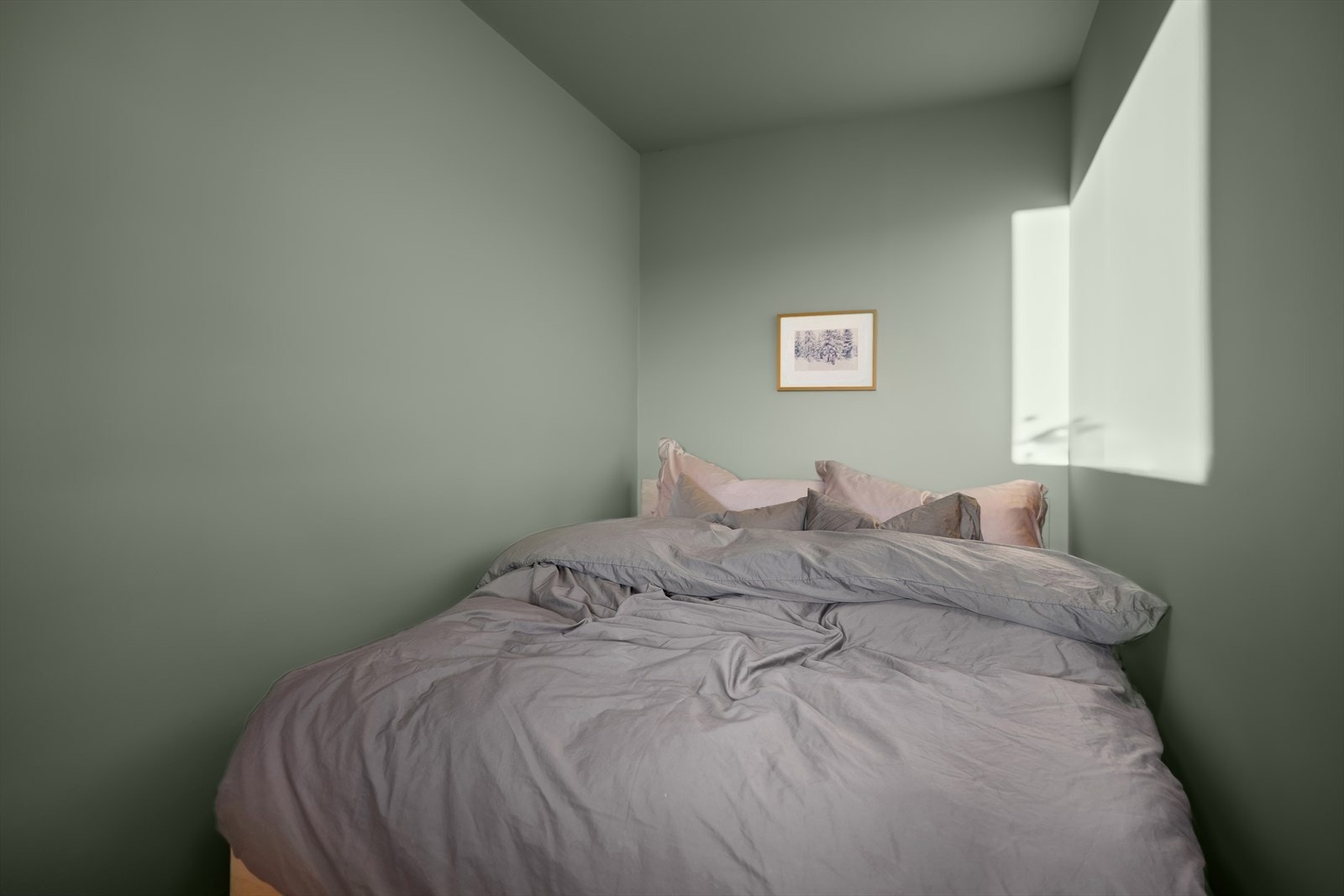 Soverommet ble malt november 2024 i den delikate fargen Pale Linden. Galleribilde