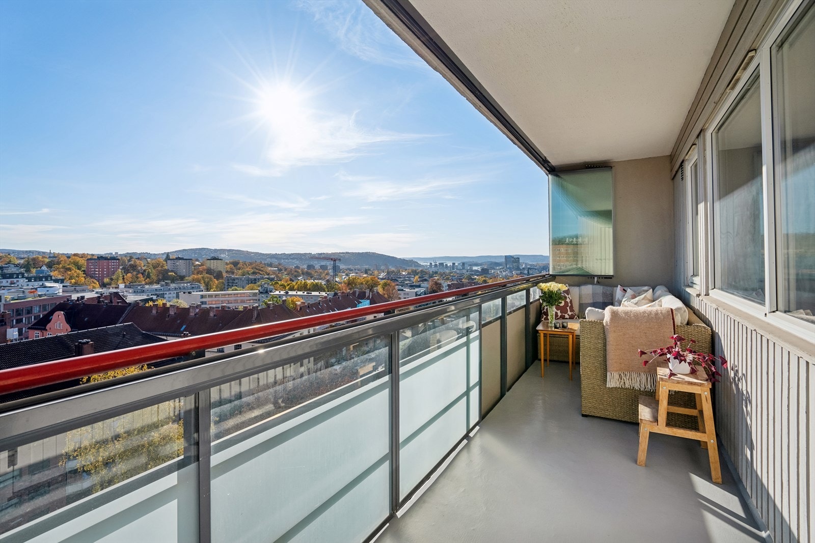 Balkongen er sydøstvendt og på 8,5 kvm med gode innredningsmuligheter. Galleribilde