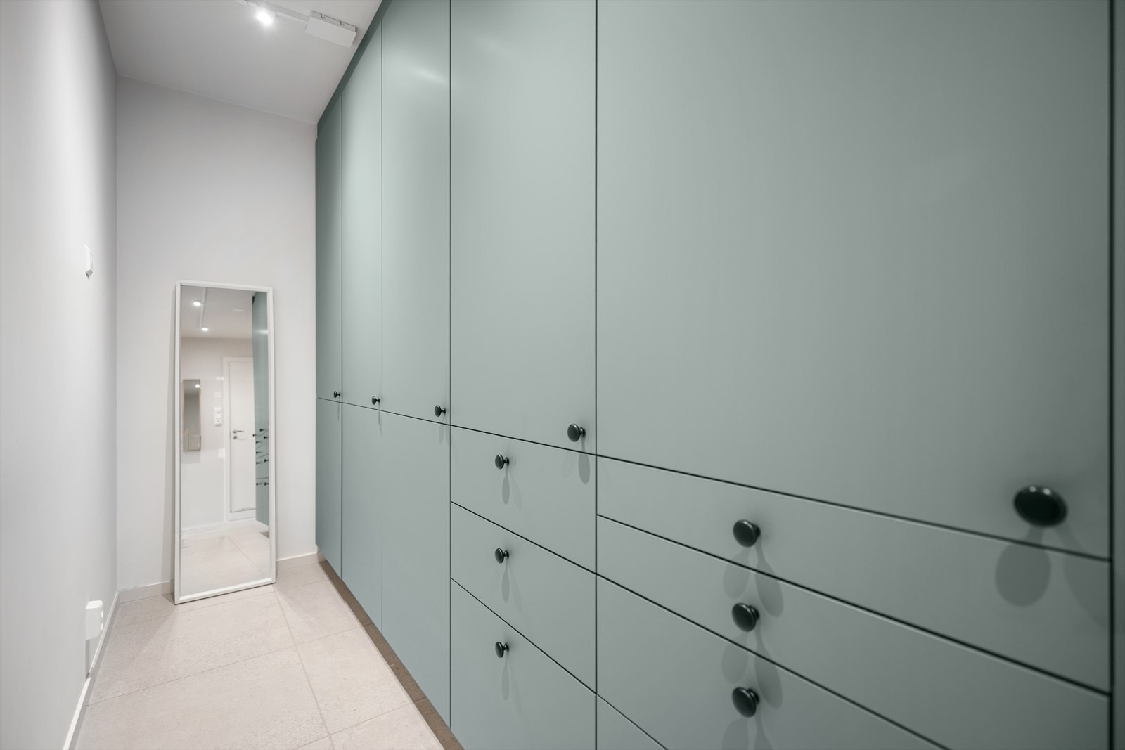 Entréen med svært gode oppbevaringsmuligheter i store garderobeskap. Galleribilde