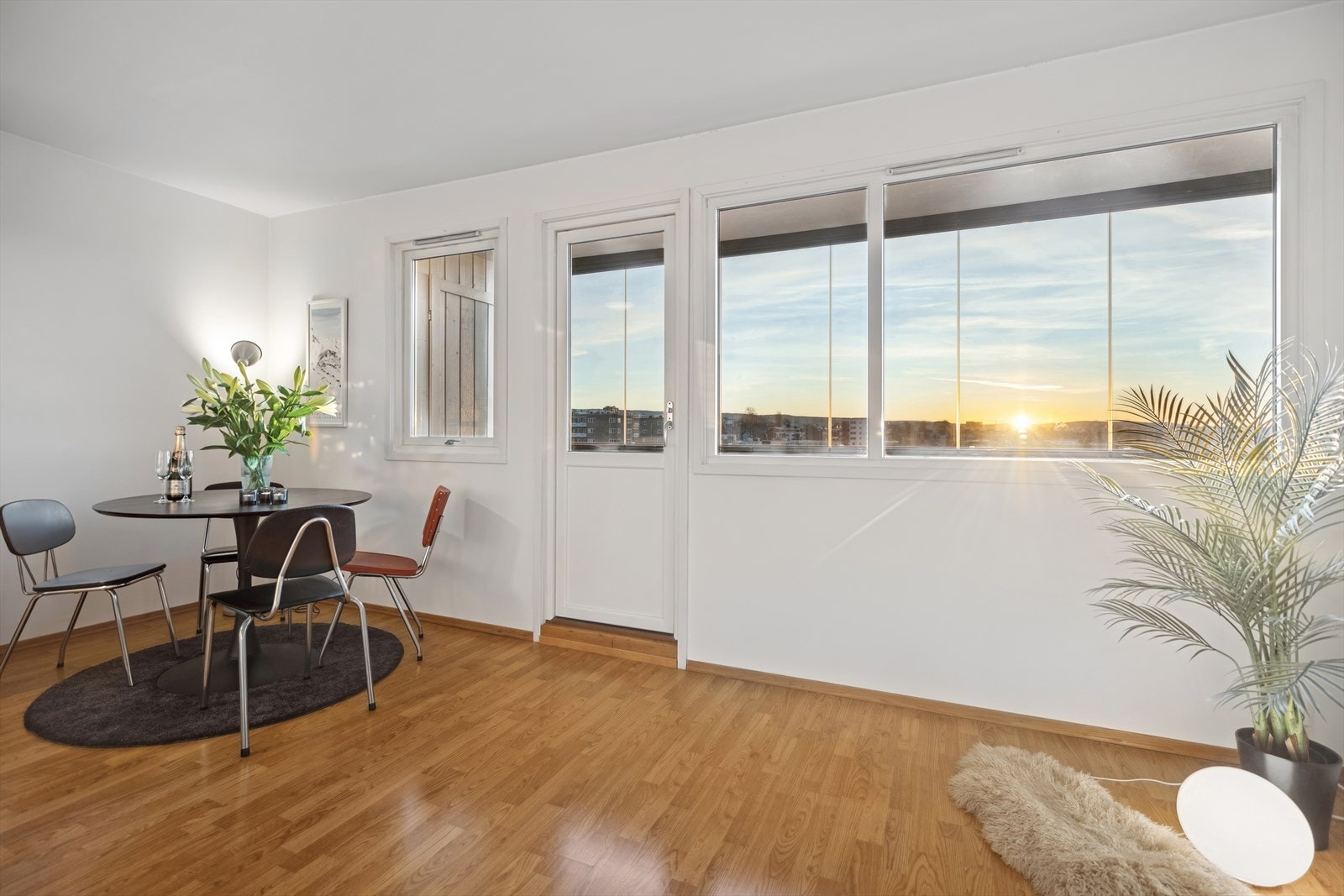 Direkte utgang til balkongen fra stue. Galleribilde