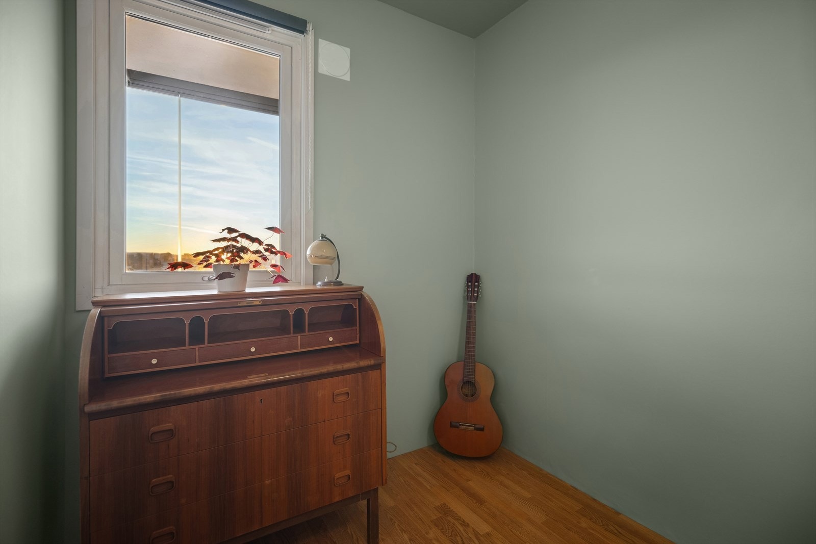 Plass til kommode eller garderobeskap for oppbevaring. Galleribilde