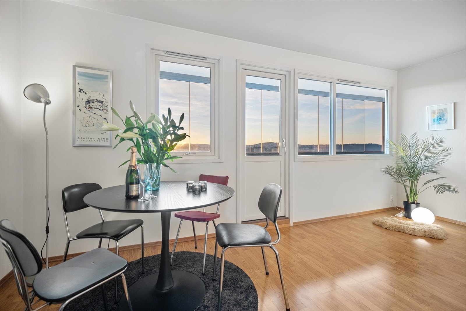 God plass til spisebord hvor middagen kan nytes til den flotte utsikten. Galleribilde