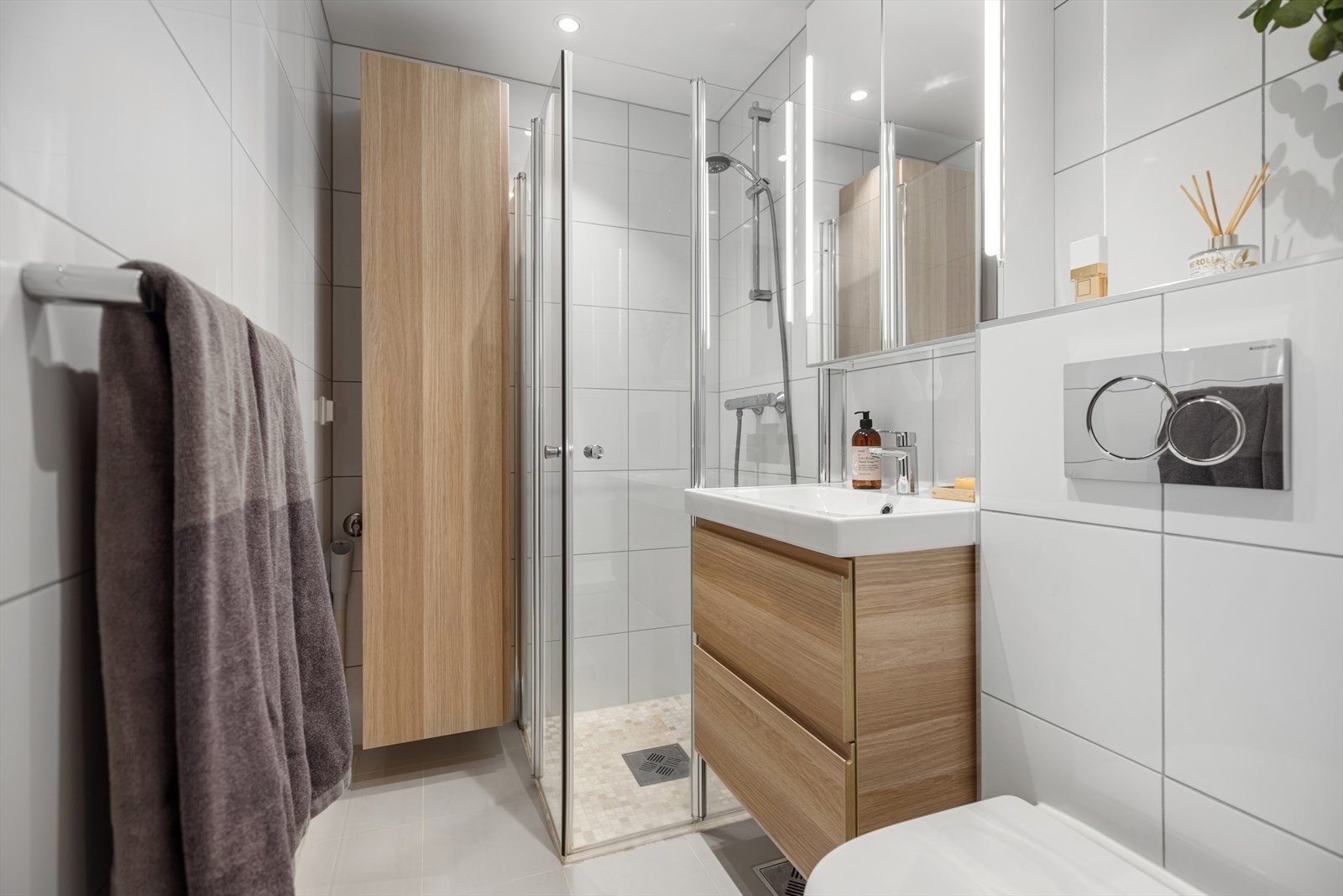 Delikat og flislagt baderom pusset opp i 2018. Galleribilde