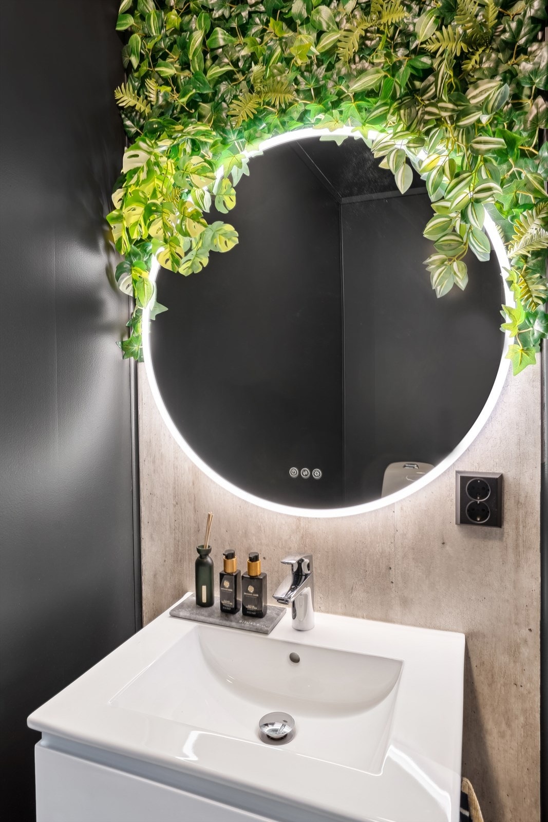 Tett tilknyttet entreen er det plassert et toalettrom. Også dette rommet har eier gjort tilvalg med bla. andre fliser på gulv og malt. Galleribilde