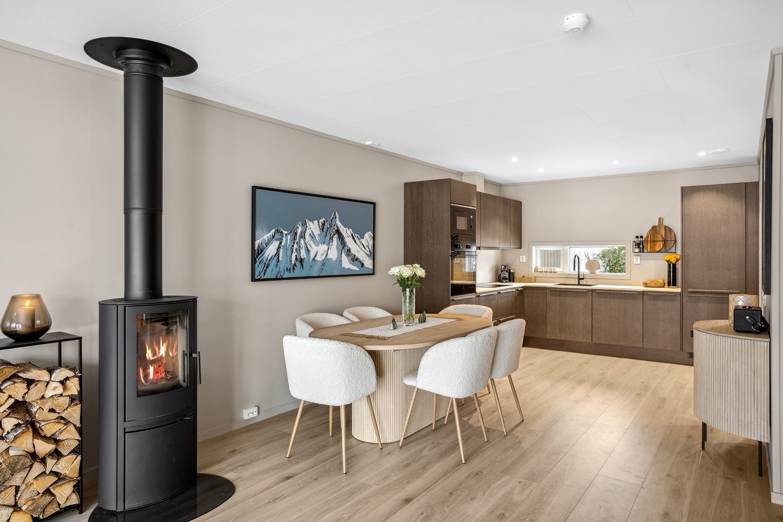 Kjøkkenet ligger i en åpen løsning mot stuen. Rommet gir god plass til å plassere både spisebord, sofamøblement og et lite "lounge-sted". Galleribilde