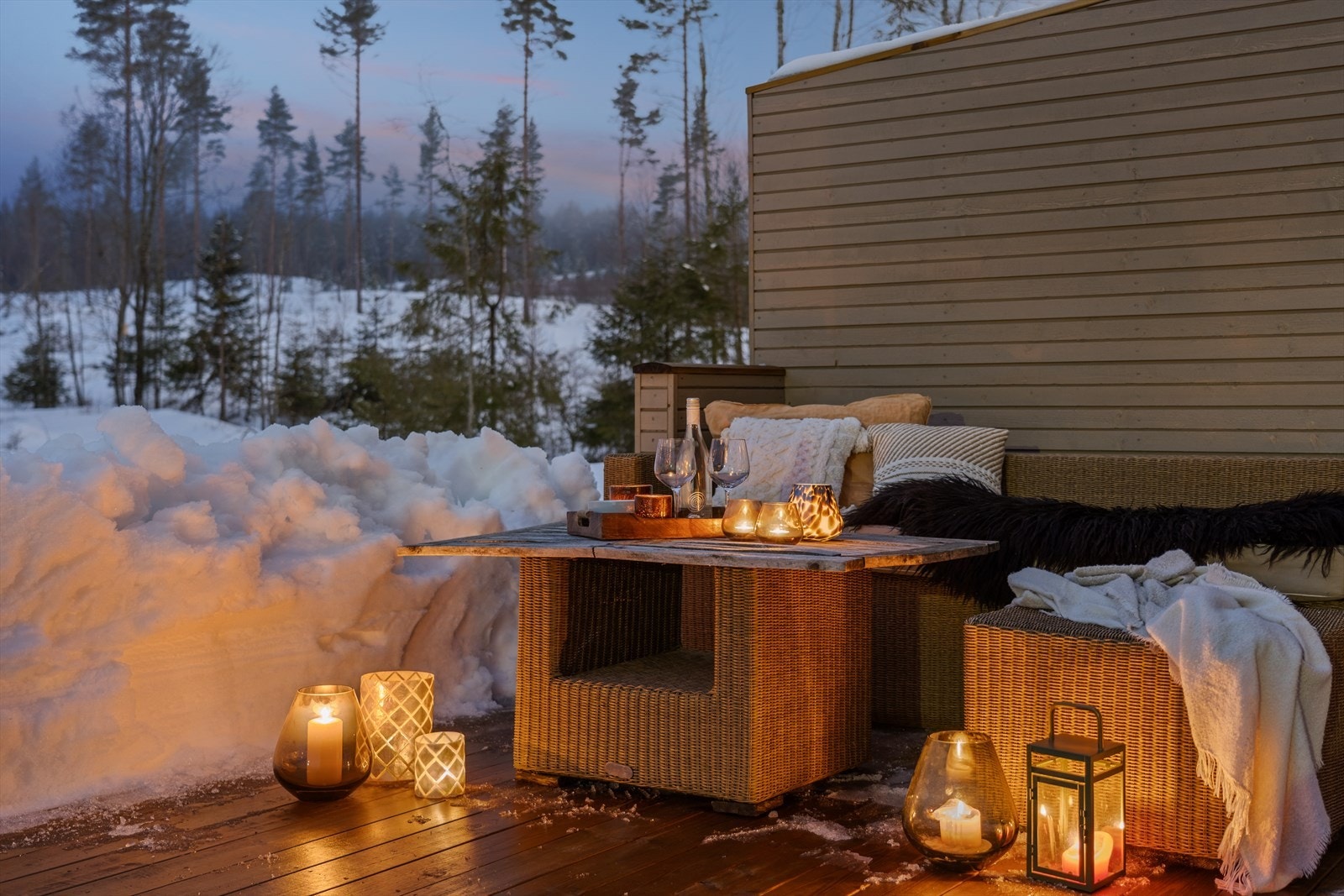 Terrassen er av god størrelse og du har plass til utemøblement. Her kan du sitte uten spesiell innsyn. Galleribilde