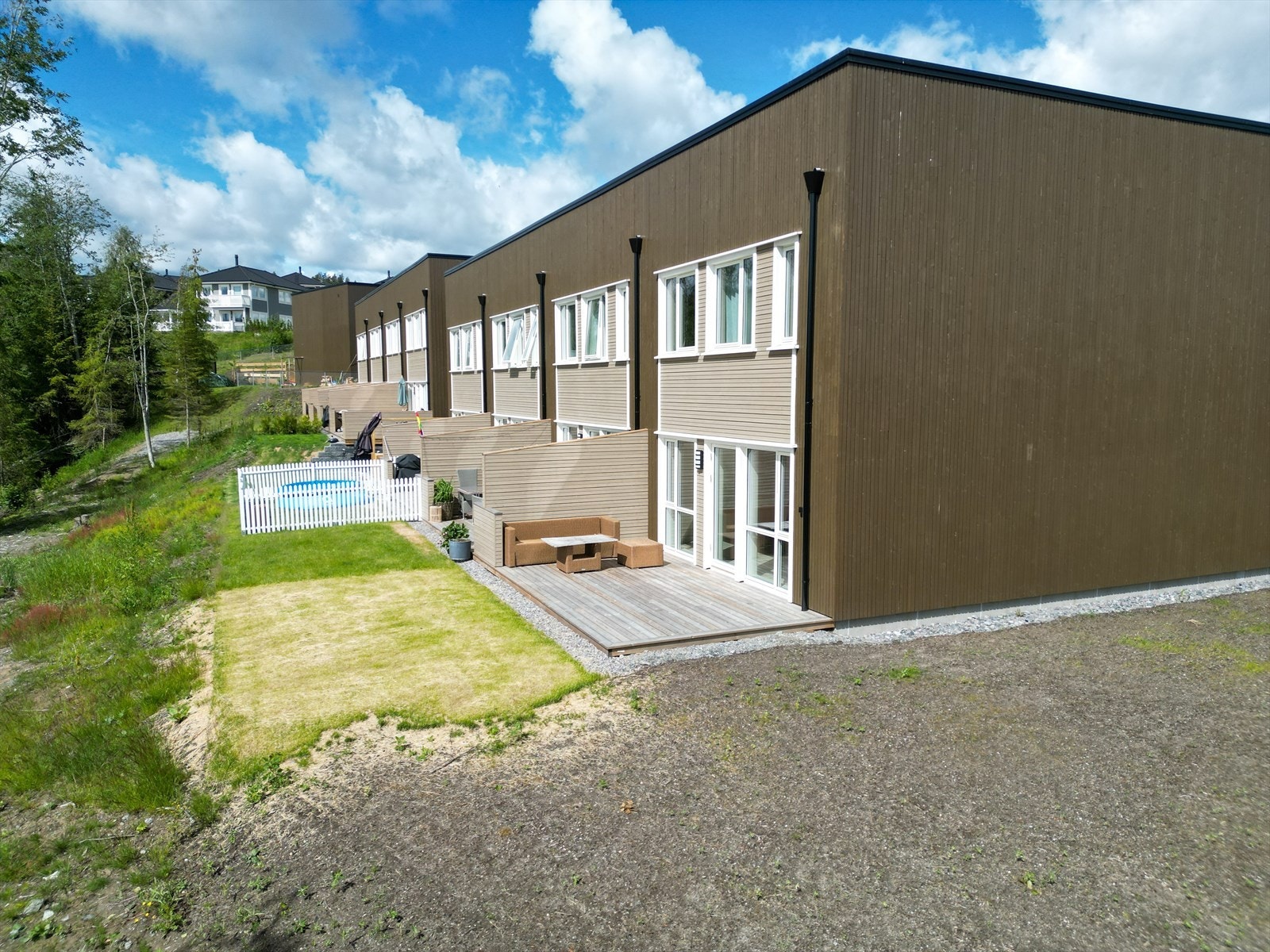 Eiendommen har fått godkjent av sameiet til å disponere fellesområdet ved siden av. Galleribilde