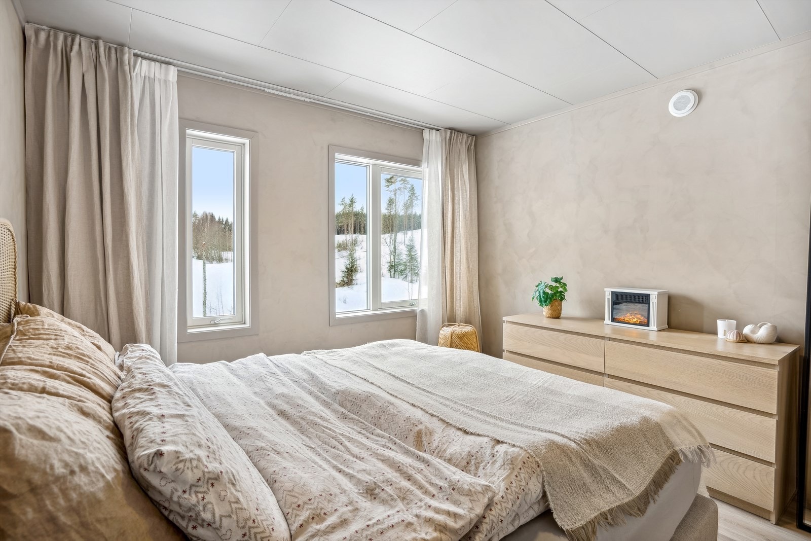 Soverommet er malt i en nydelig kalkmaling i jordfarge. Galleribilde