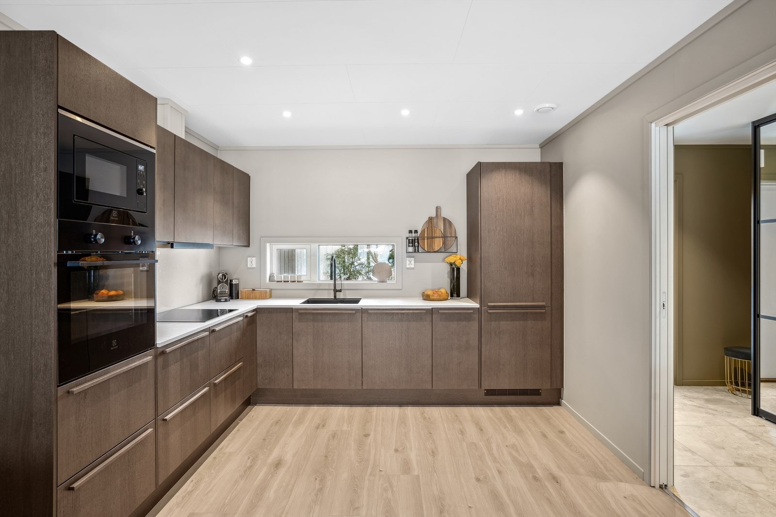 Lengre inn møtes vi av et nydelig kjøkken fra Sigdal. Kjøkkenet var en av de tilvalgene som eier gjorde ved oppføringen av huset. Galleribilde